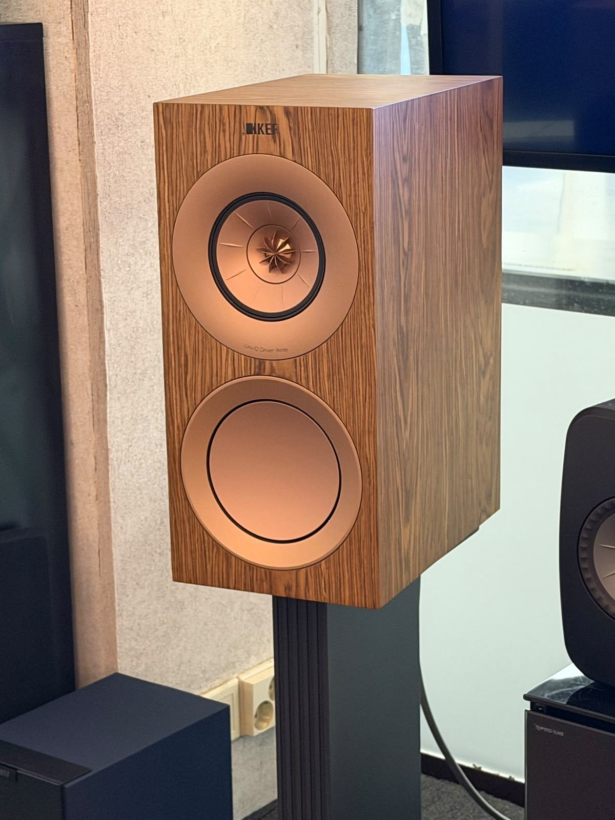 KEF R3 jalustakaiutinpari, vaihto, Helsinki