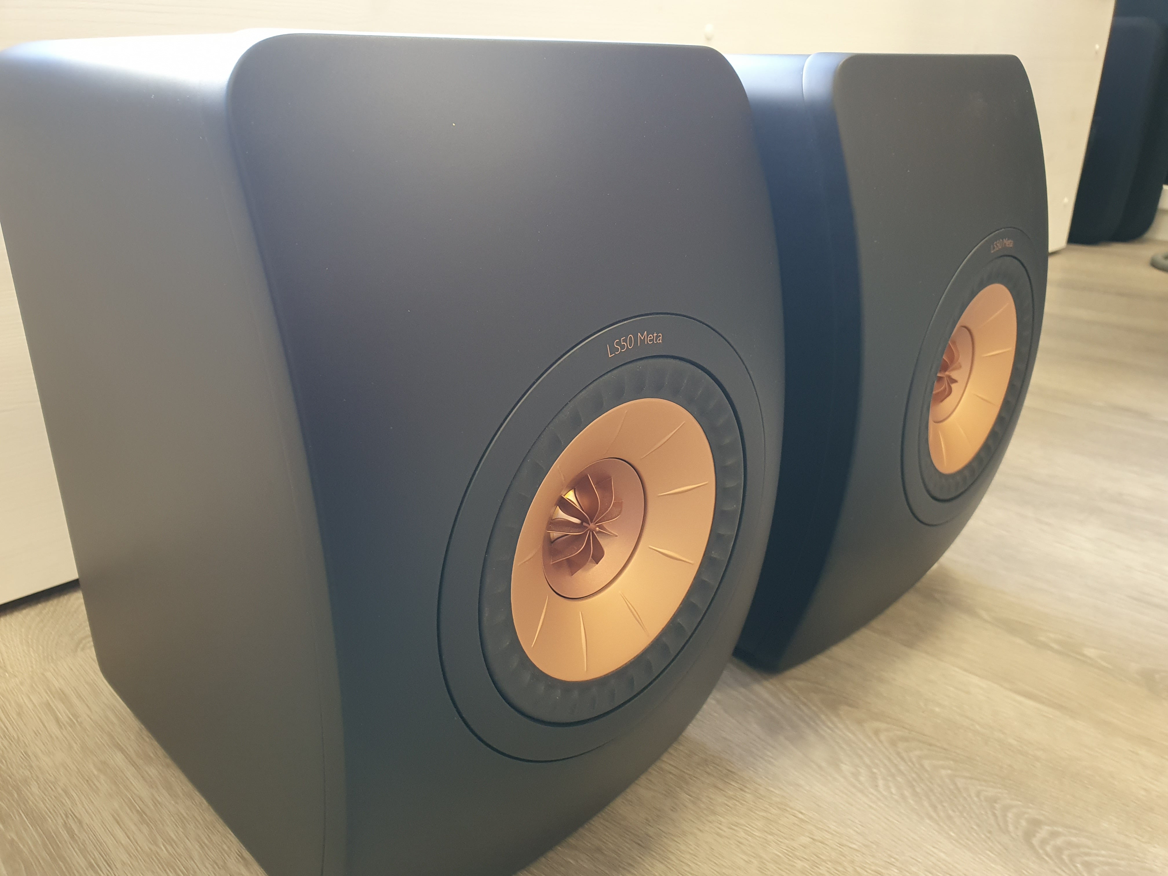 KEF LS50 Meta kaiutinpari vaihtolaite vaasa