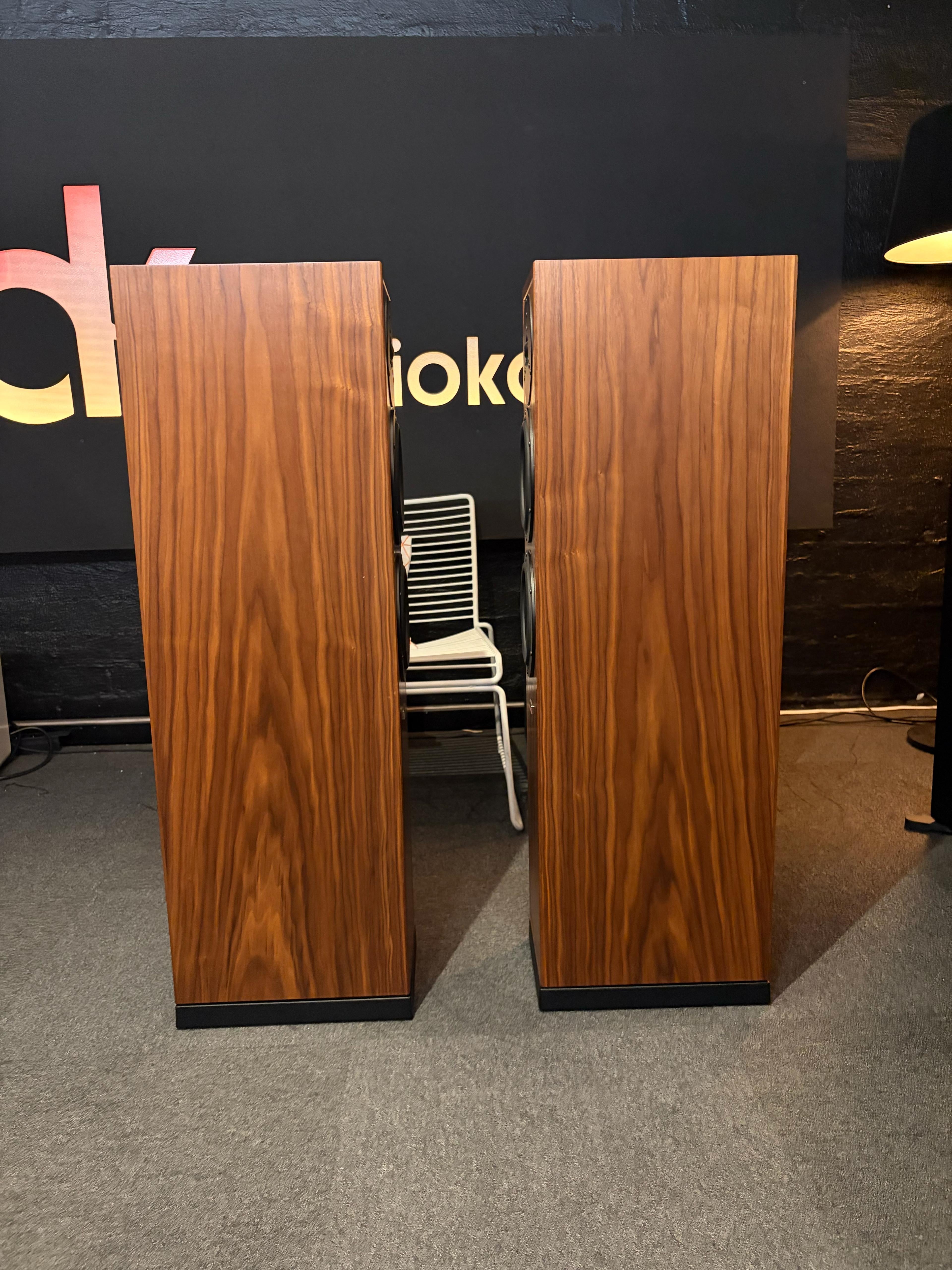 Dynaudio Contour Legacy lattiakaiutinpari, demo, Helsinki