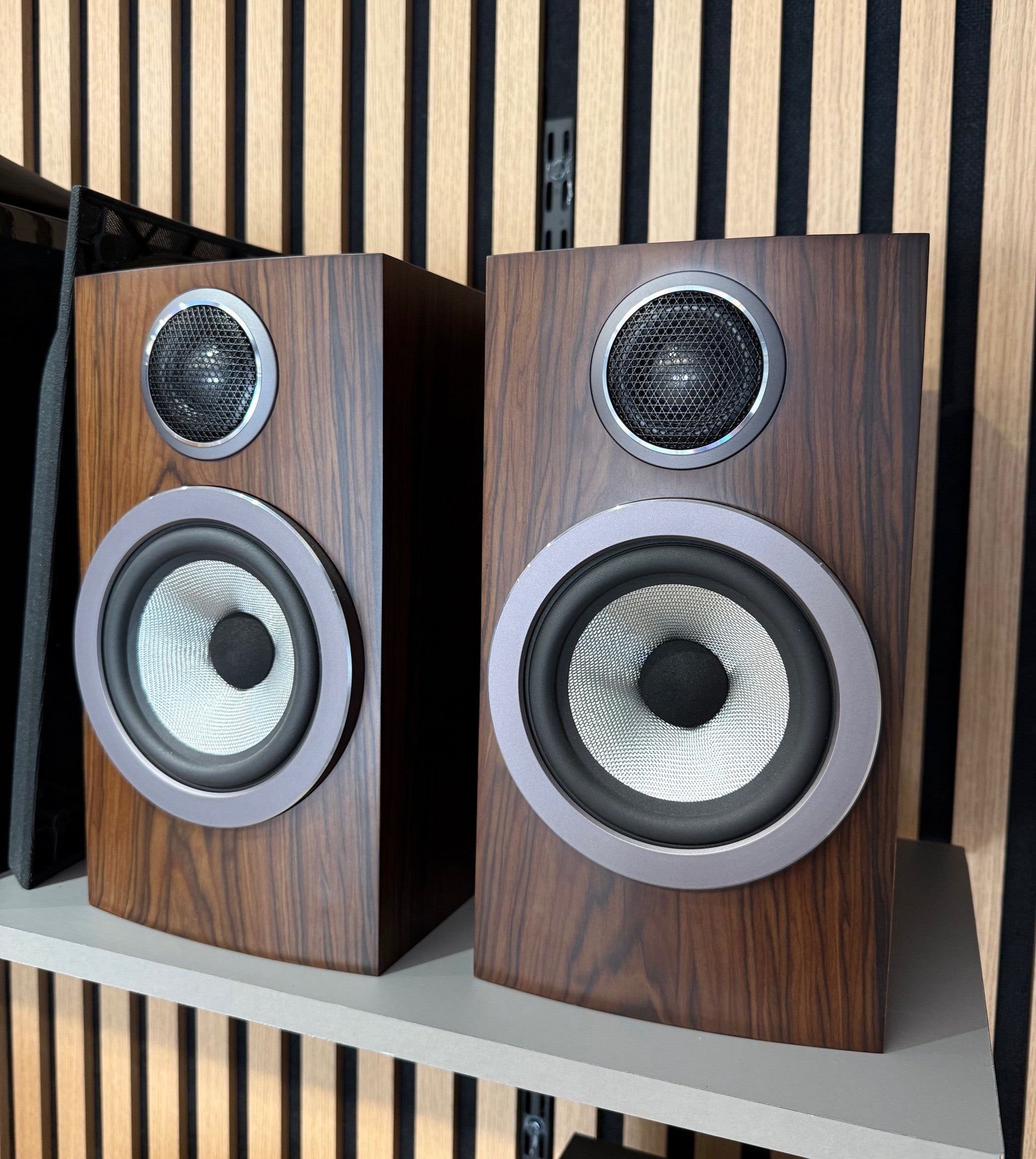 Bowers & Wilkins 707 S3 pair of pedestal speakers