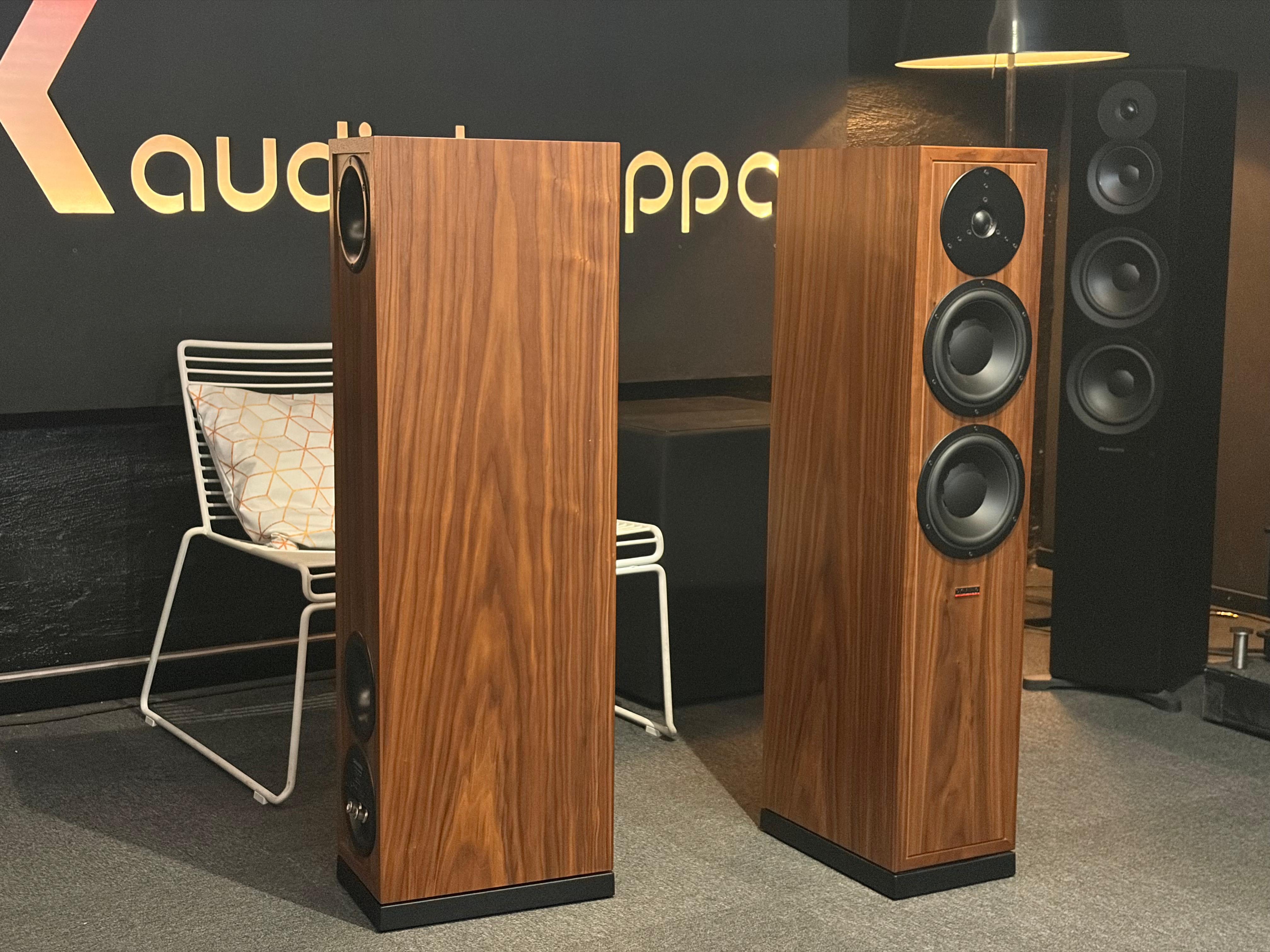 Dynaudio Contour Legacy lattiakaiutinpari, demo, Helsinki