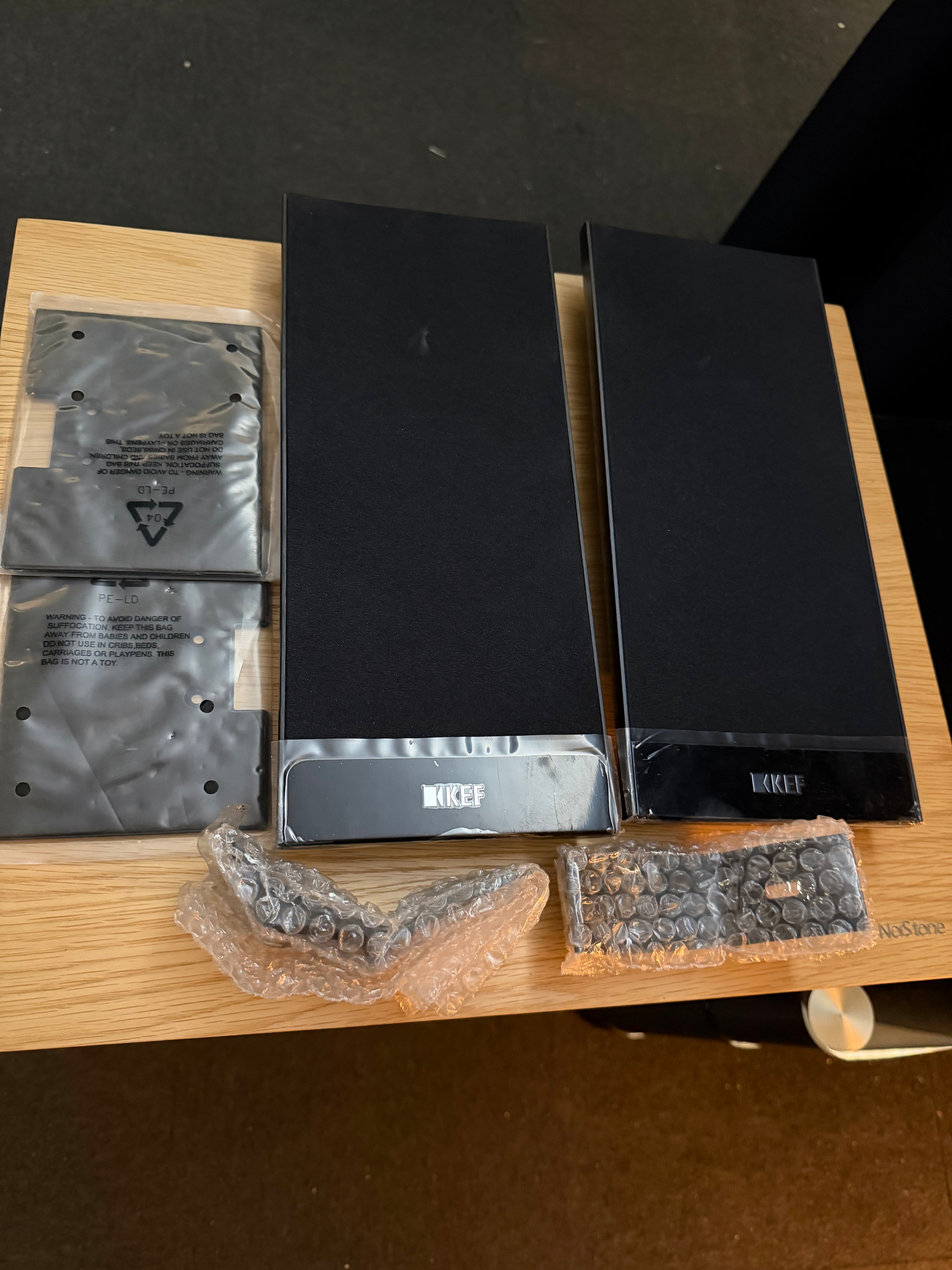 KEF T101 seinäkaiutinpari, avattu käyttämätön musta pari ilman pakettia