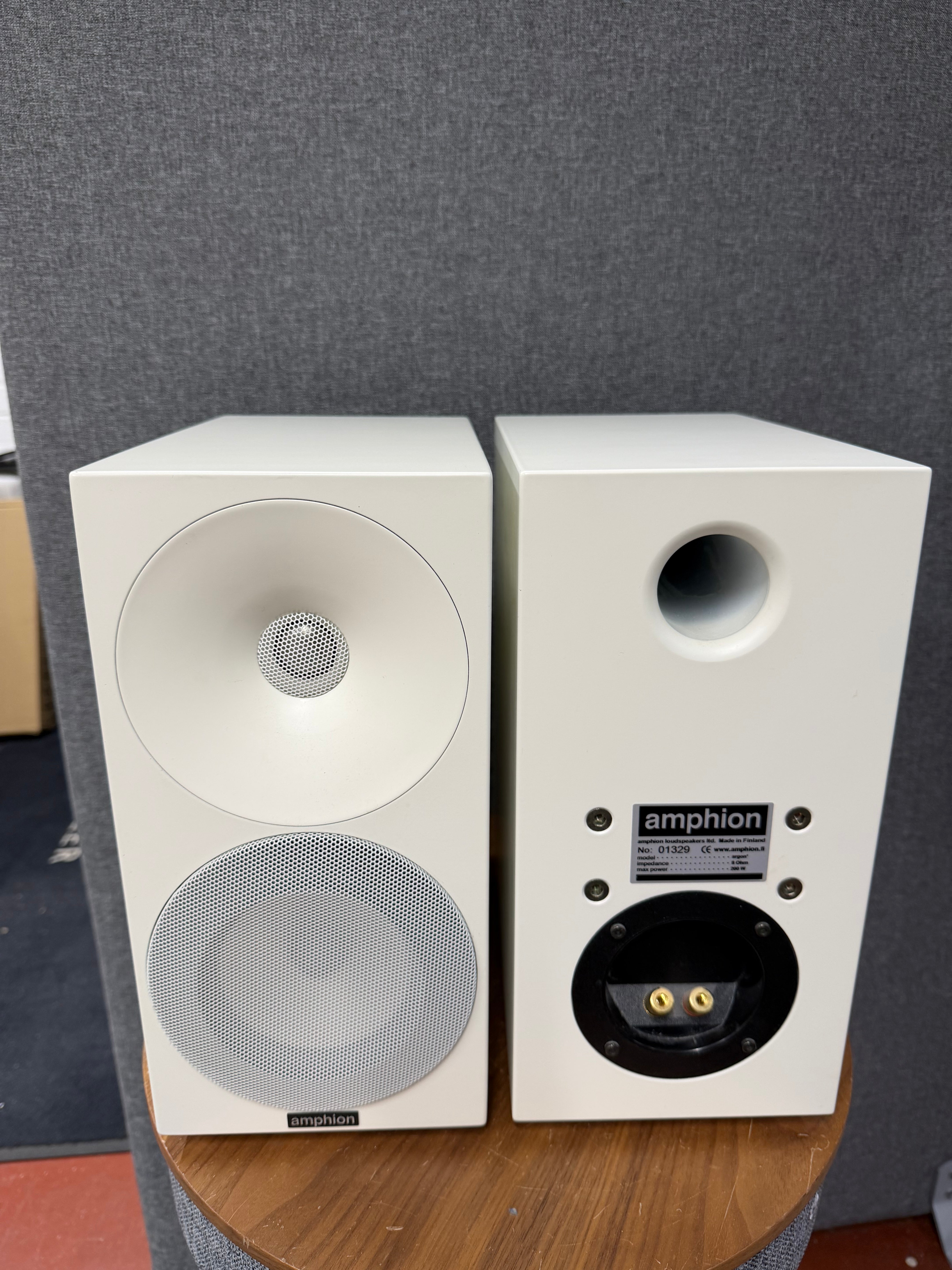 Amphion Argon1 valkoinen pari, siisti kunto, Vantaan varasto