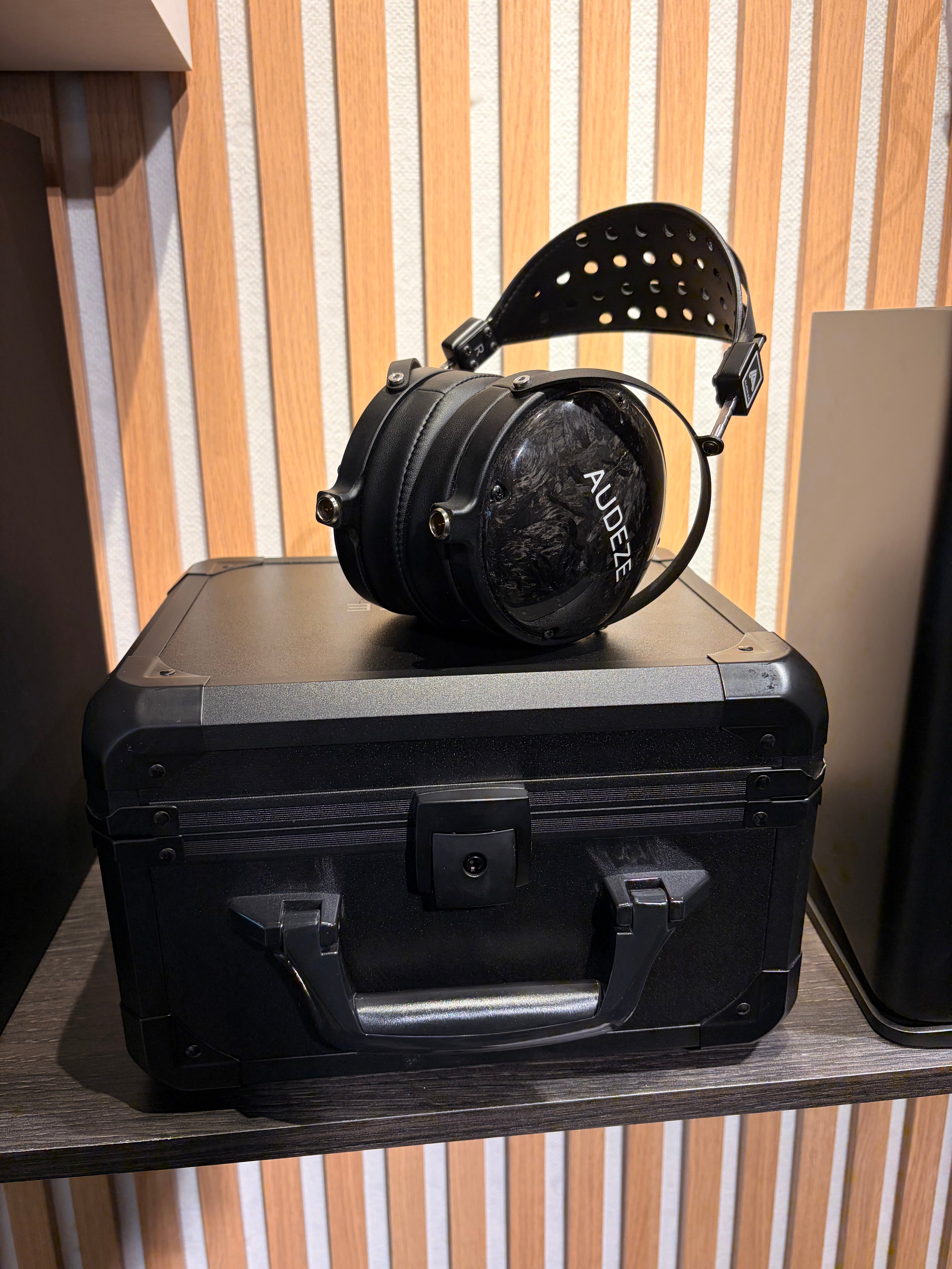 Audeze LCD-2 Closed Back -suljetut kuulokkeet, Vaihtolaite