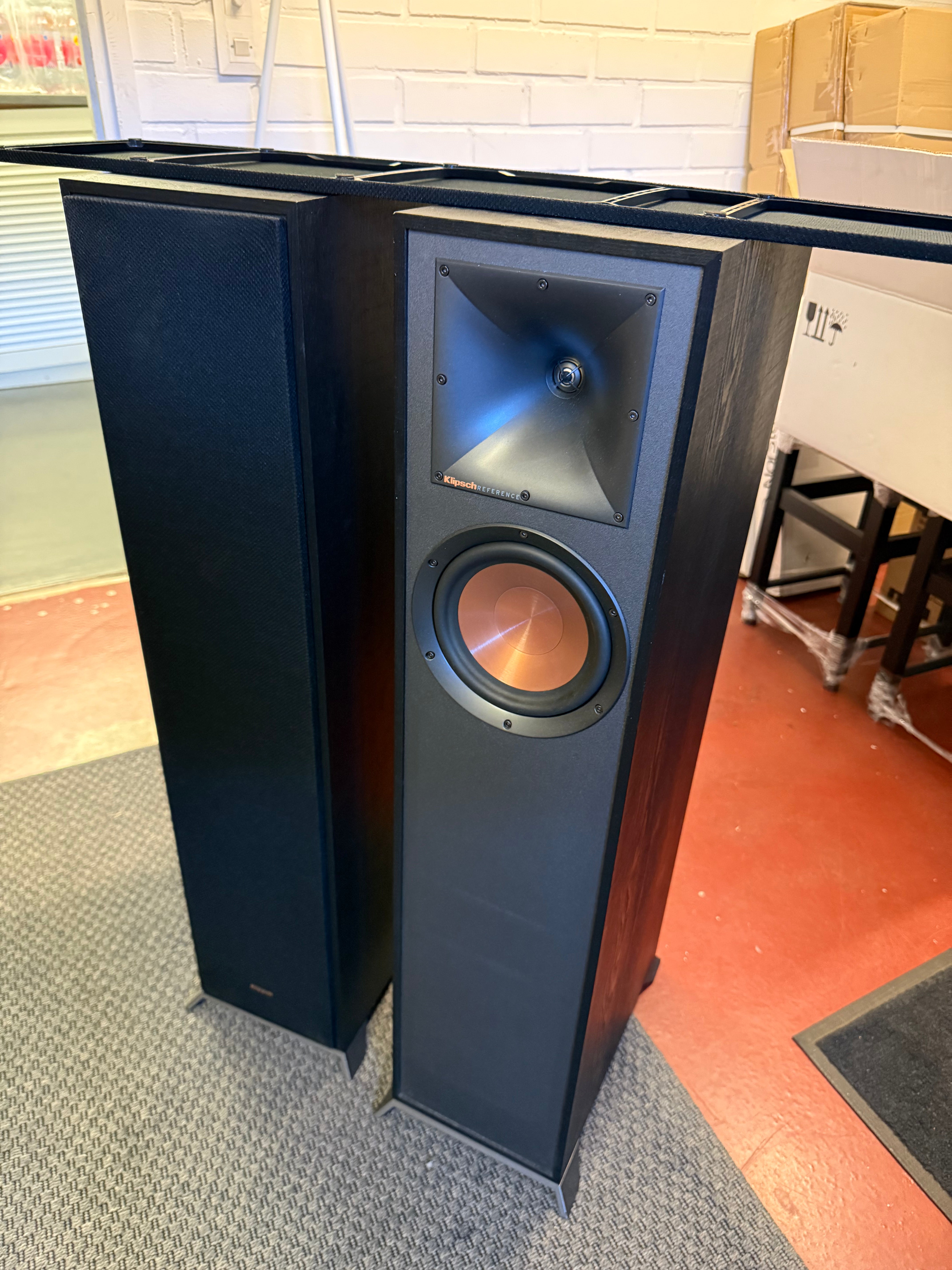 Klipsch R610-F musta lattiakaiutinpari, vaihto, Vantaan varasto, vain nouto