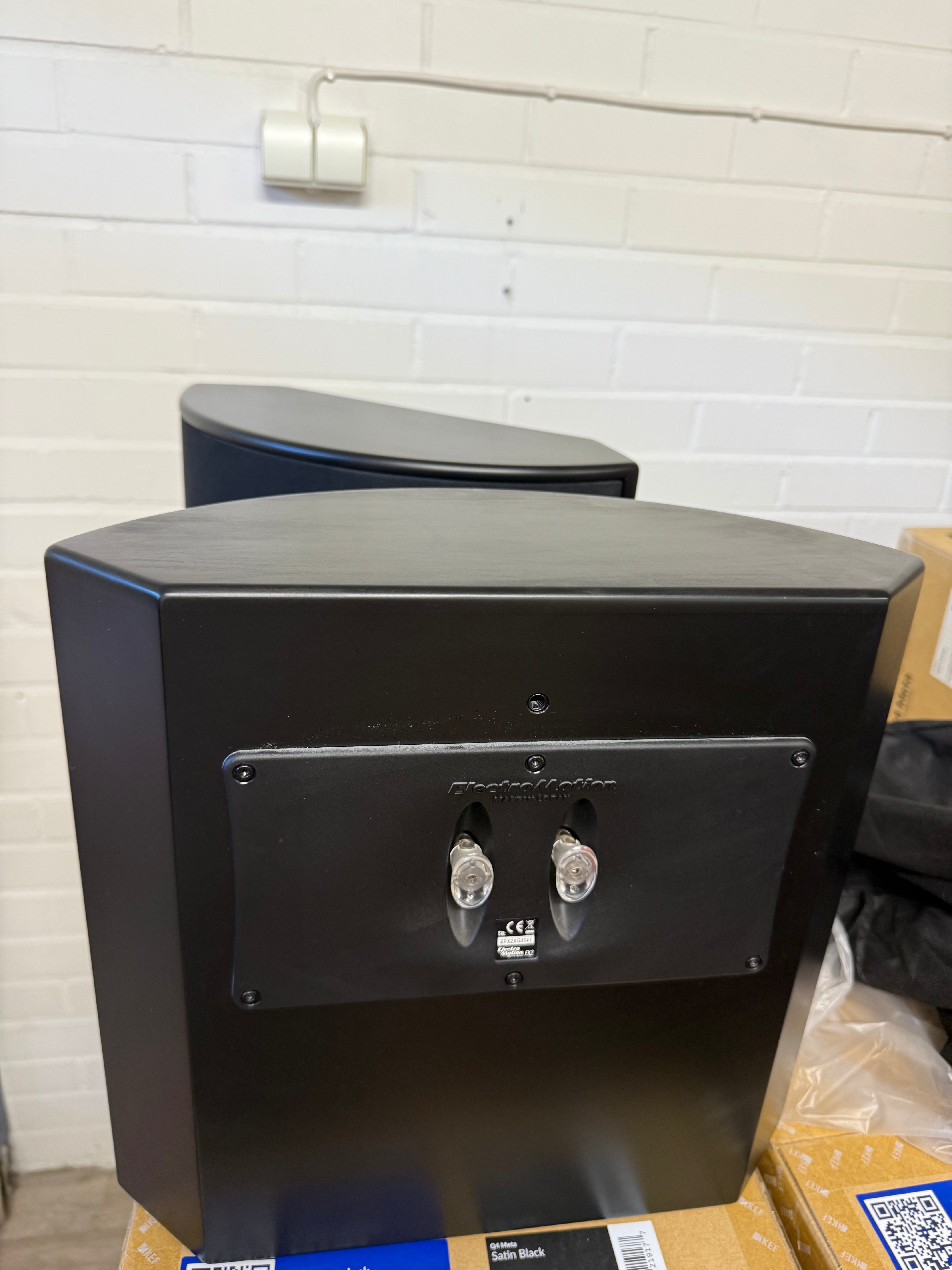 Martin Logan Electromotion FX2 seinäkaiutinpari, vaihto