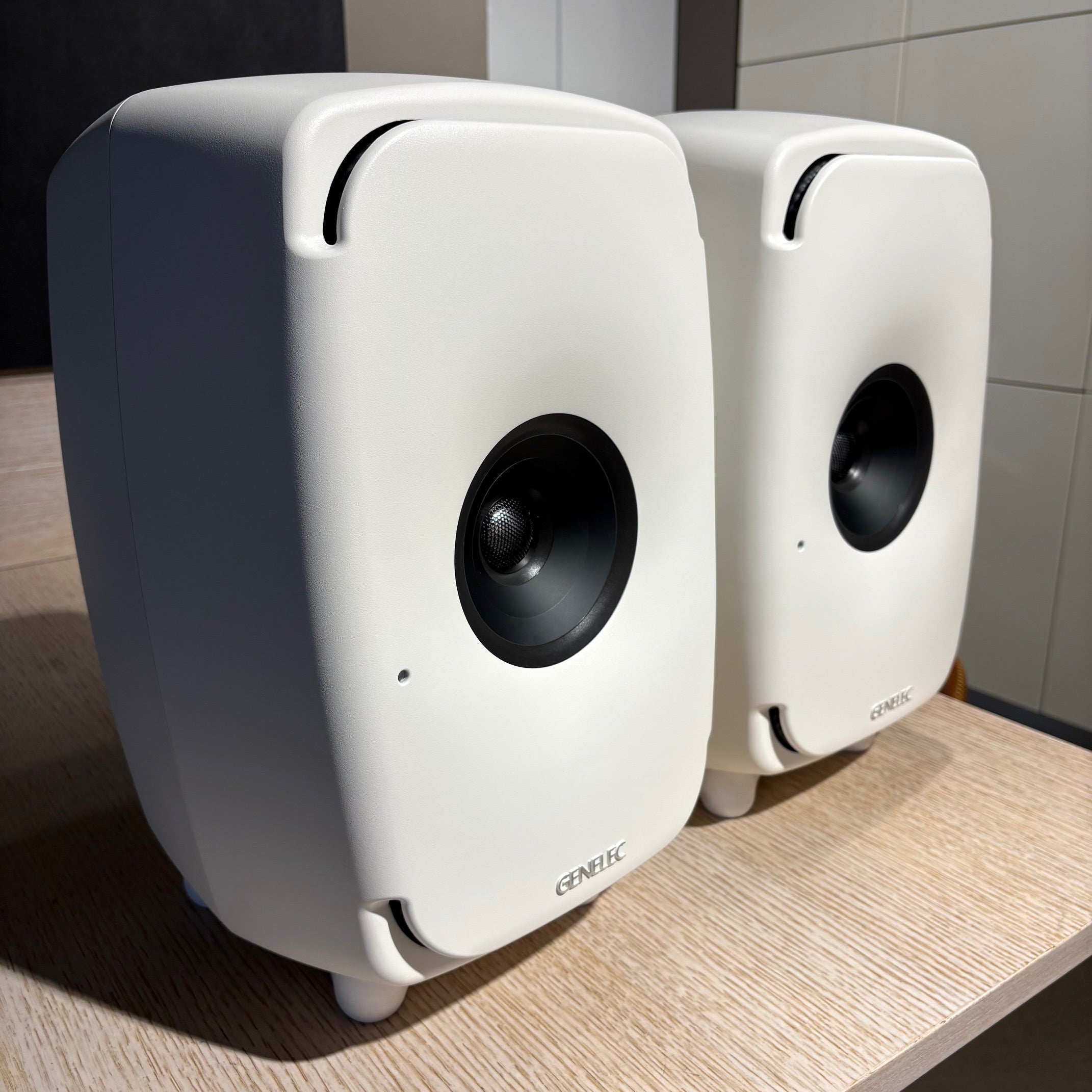 Genelec 8351B -SAM-aktiivikaiutinpari, vaihtolaite