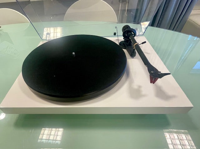 Pro-Ject Debut Carbon EVO levysoitin , pianovalkoinen, vaihtolaite, sijainti Hyvinkää