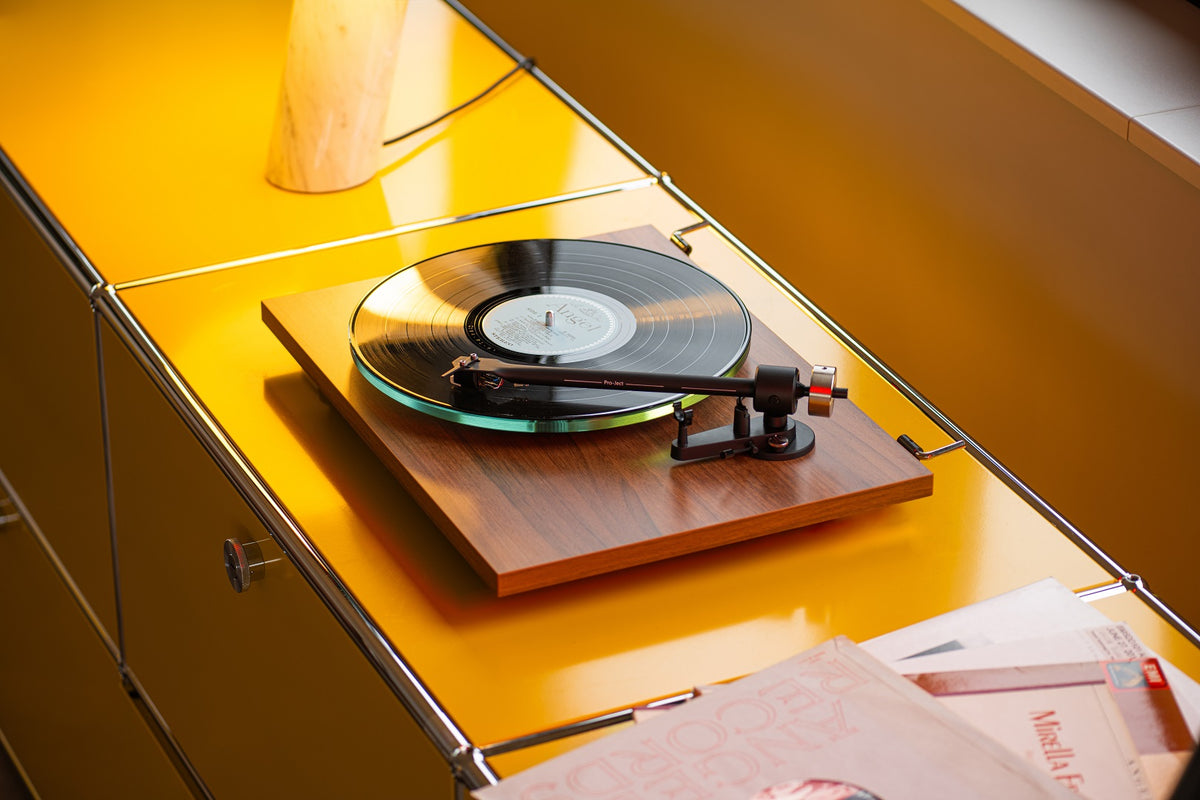 Pro-Ject T2 levysoitin pähkinäpuisena keltaisella tasolla