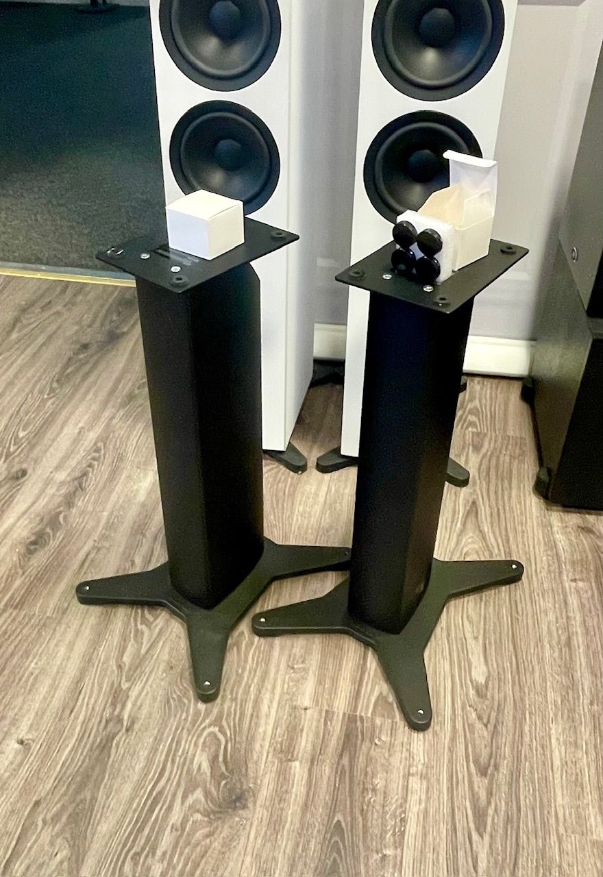 Dynaudio Stand 20 kaiutinjalustat & Atacama Atabites metallitäytteellä, vaihtotuote, sijainti Hyvinkää - Audiokauppa.fi
