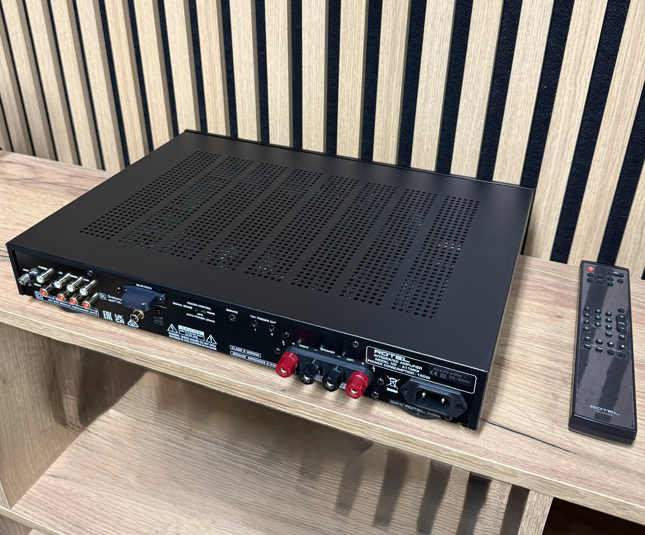 Rotel A11 MK2 stereovahvistin, musta vaihtolaite, sijainti Jyväskylä