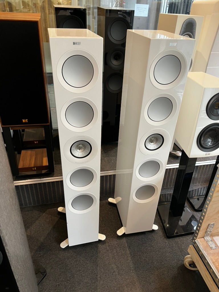 KEF R11 Meta lattiakaiutinpari, myymälädemo