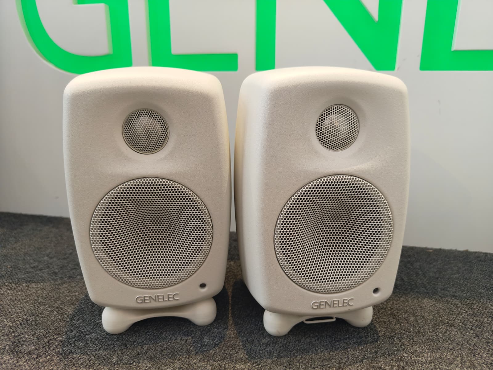 Genelec G One aktiivikaiutinpari, vaihtolaite