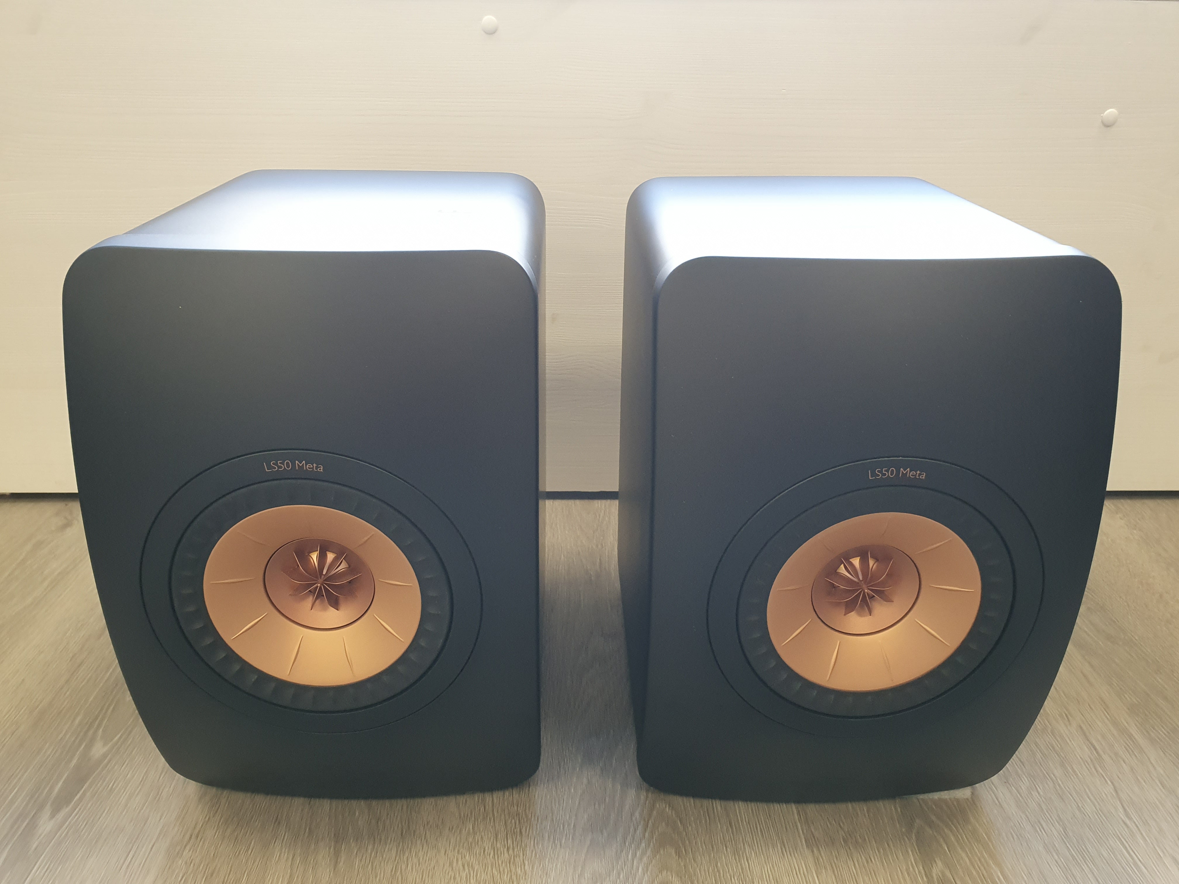 KEF LS50 Meta kaiutinpari vaihtolaite vaasa
