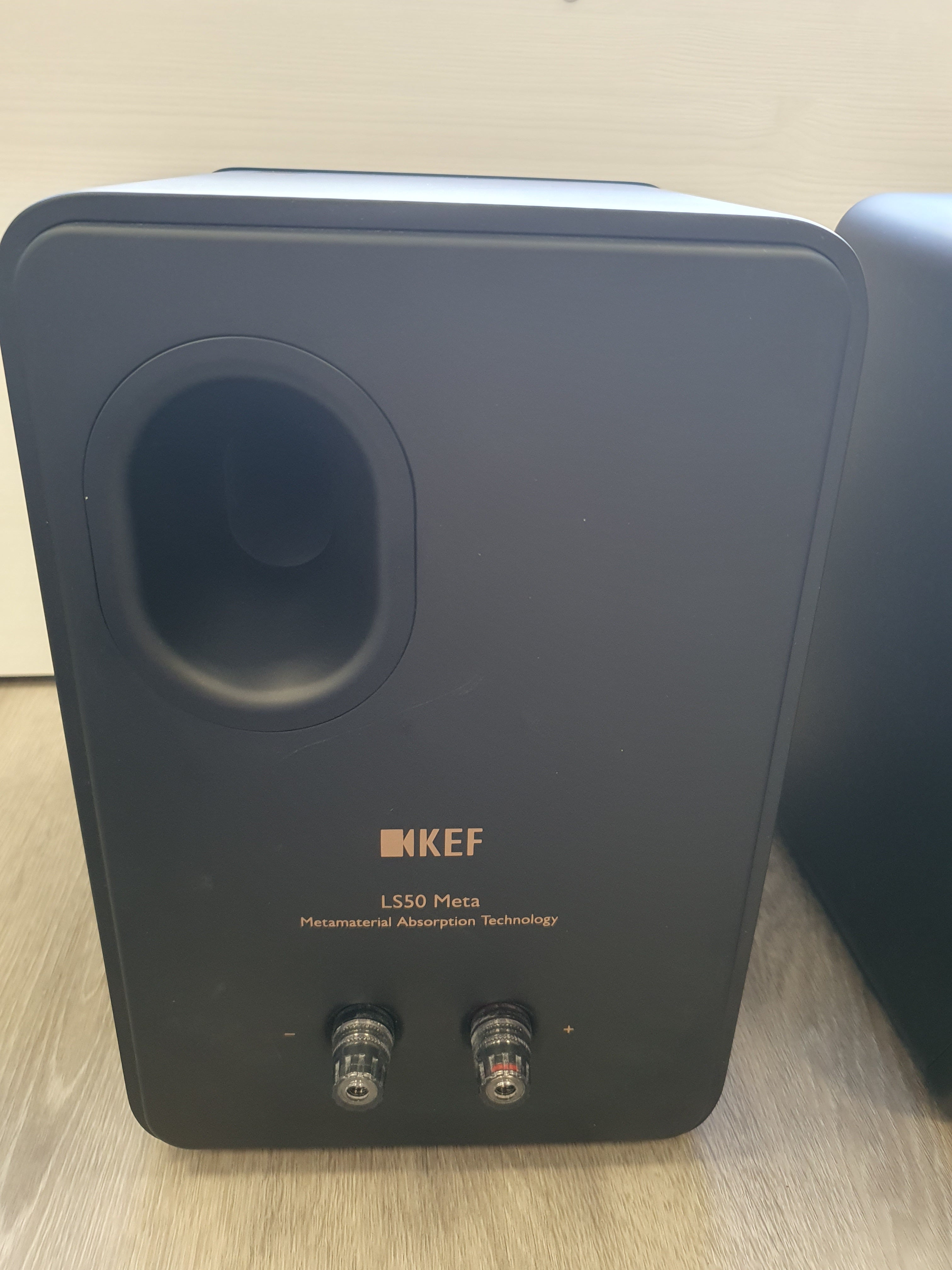KEF LS50 Meta kaiutinpari vaihtolaite vaasa