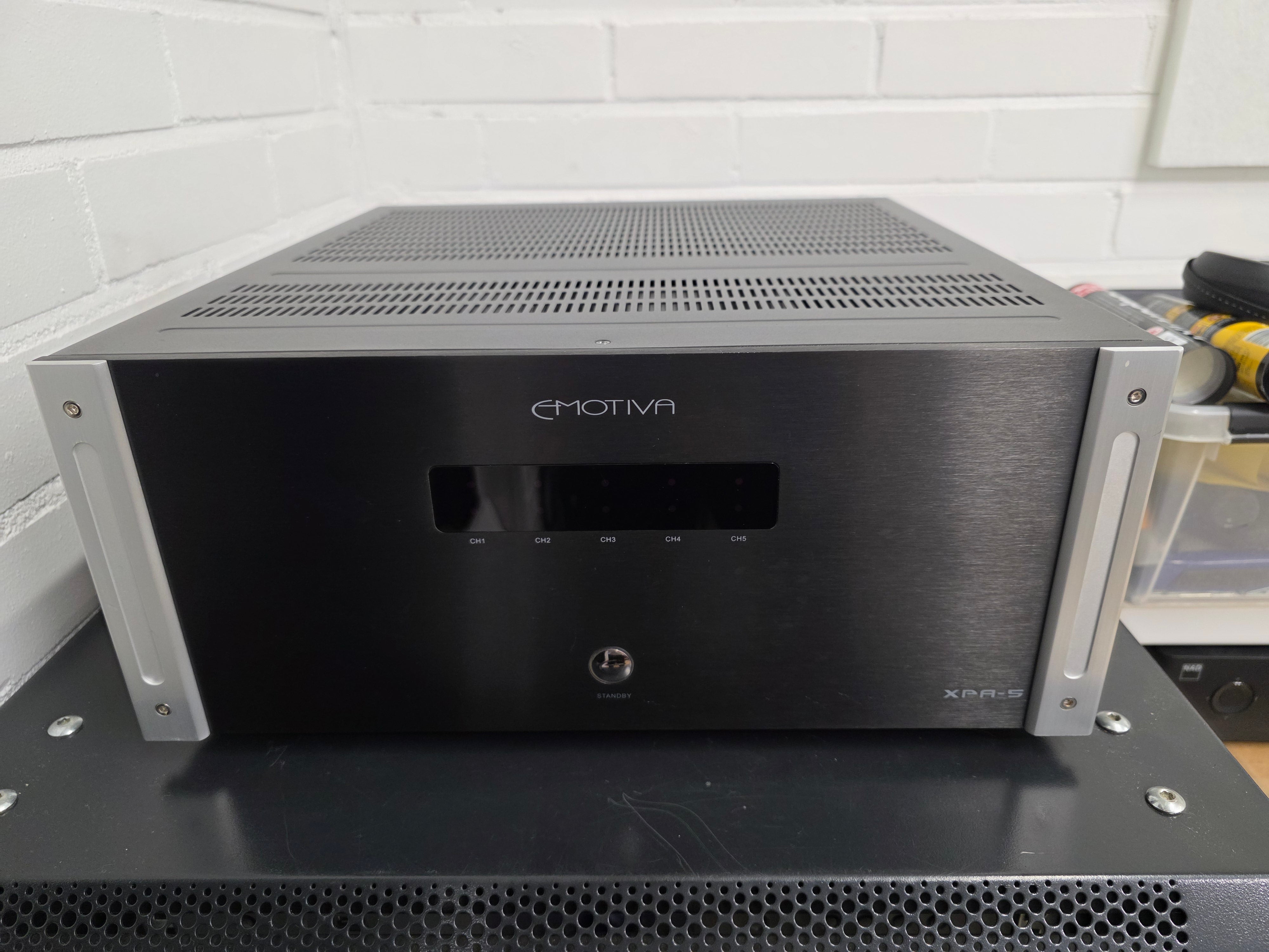 Emotiva XPA-5 Gen1 päätevahvistin, vaihtolaite