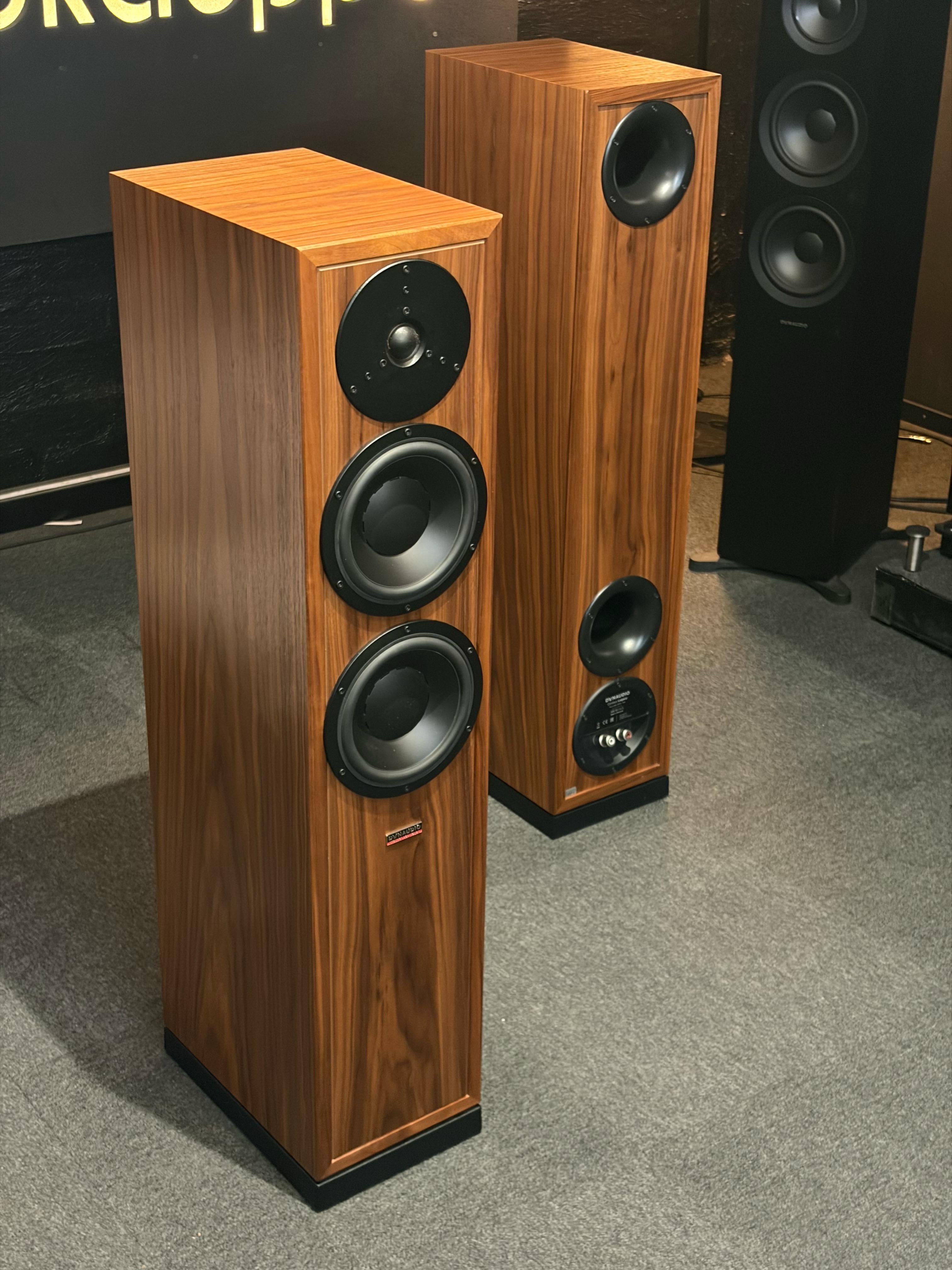 Dynaudio Contour Legacy lattiakaiutinpari, demo, Helsinki
