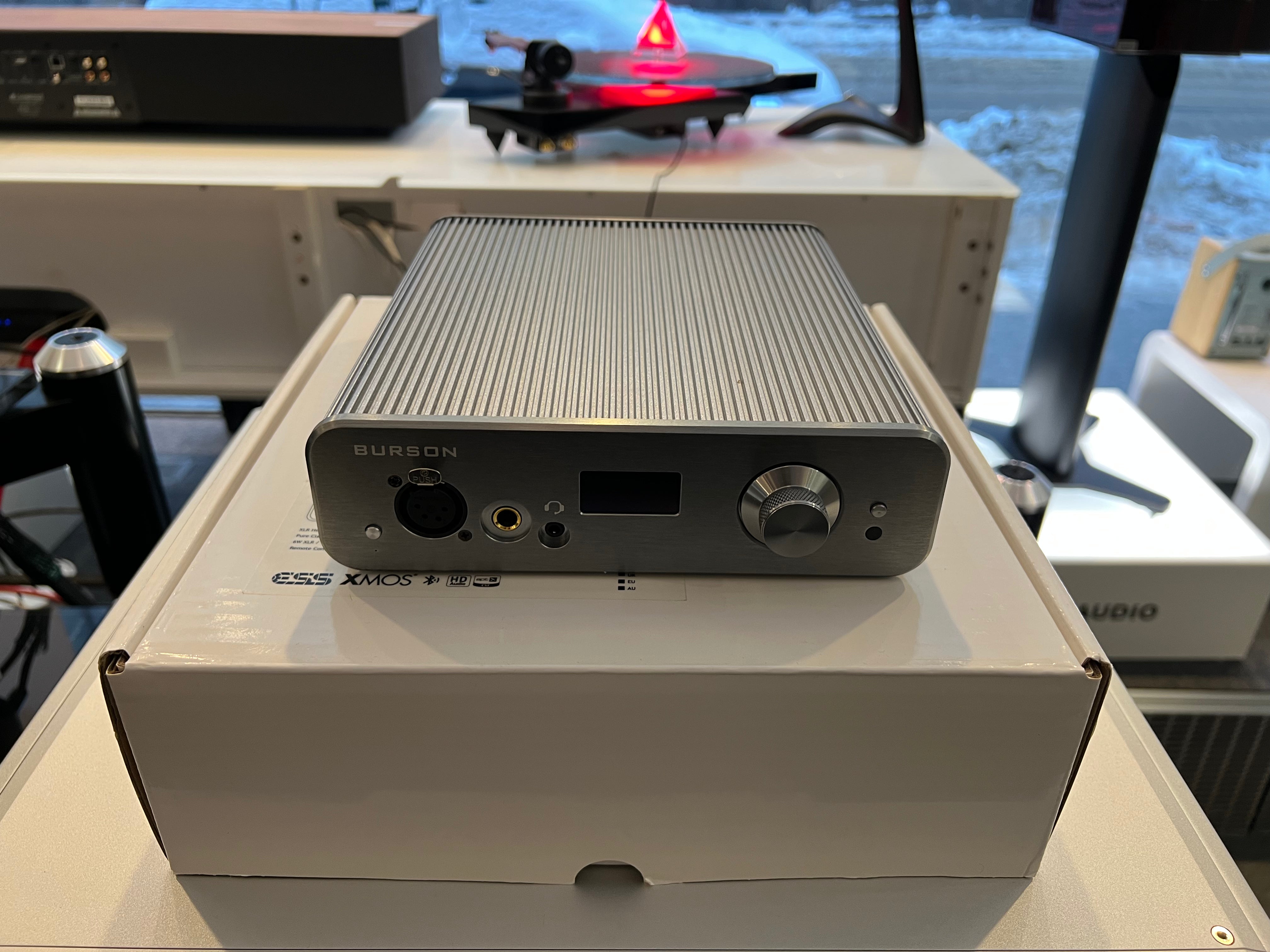 Burson Audio Soloist 3X Performance kuulokevahvistin + Super Charger 3A virtalähde, vaihtolaite