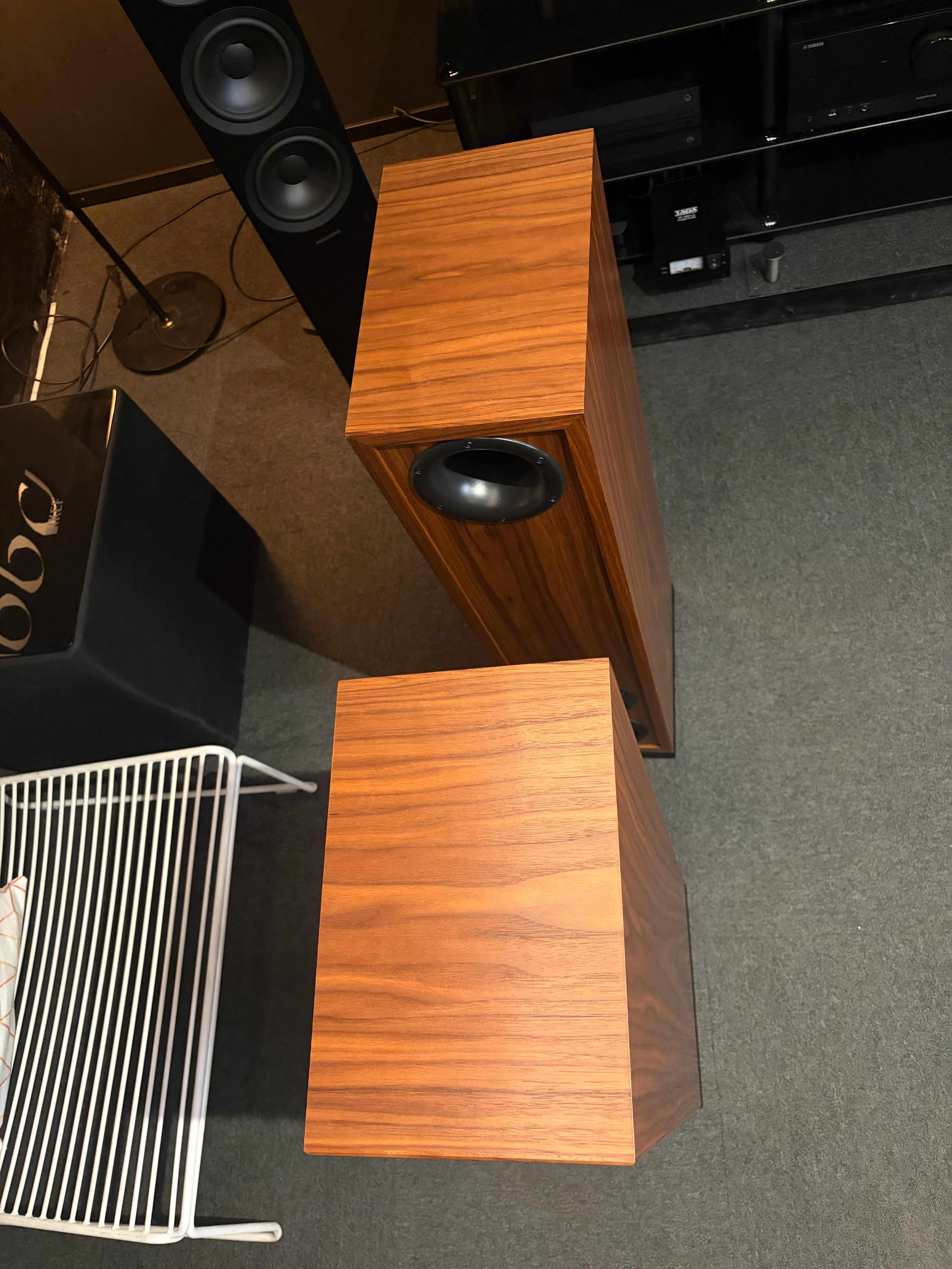 Dynaudio Contour Legacy lattiakaiutinpari, demo, Helsinki