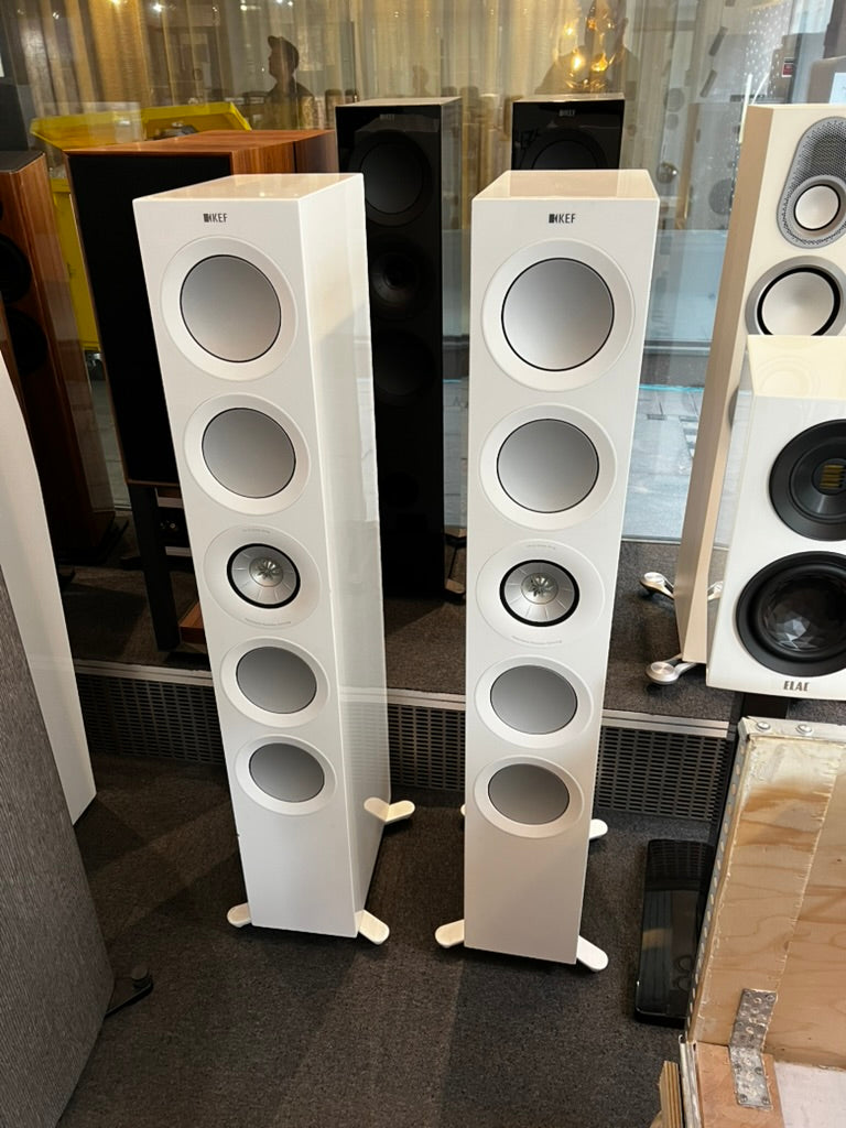 KEF R11 Meta lattiakaiutinpari, myymälädemo