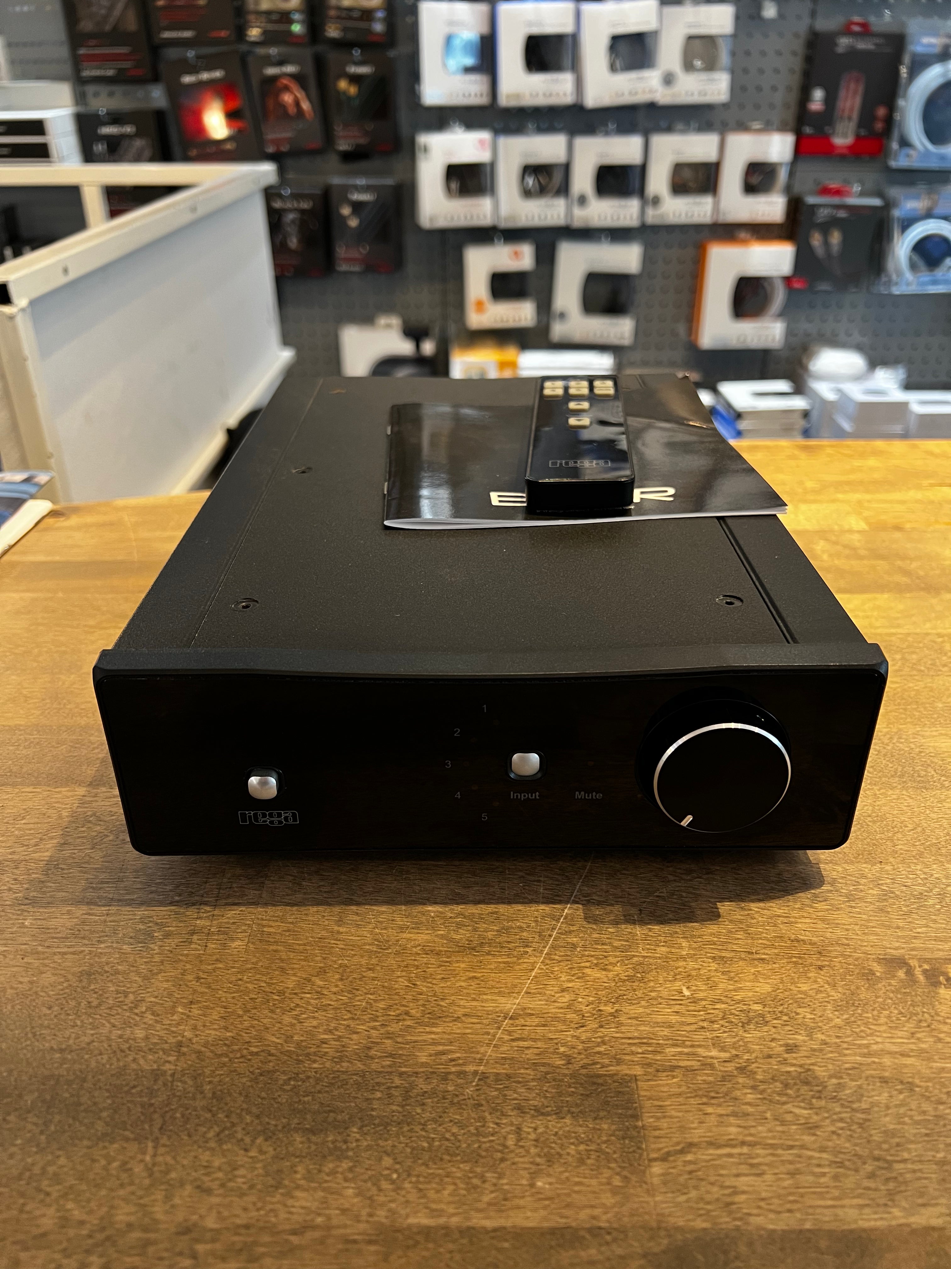 Rega Brio-R integroitu vahvistin, vaihtolaite