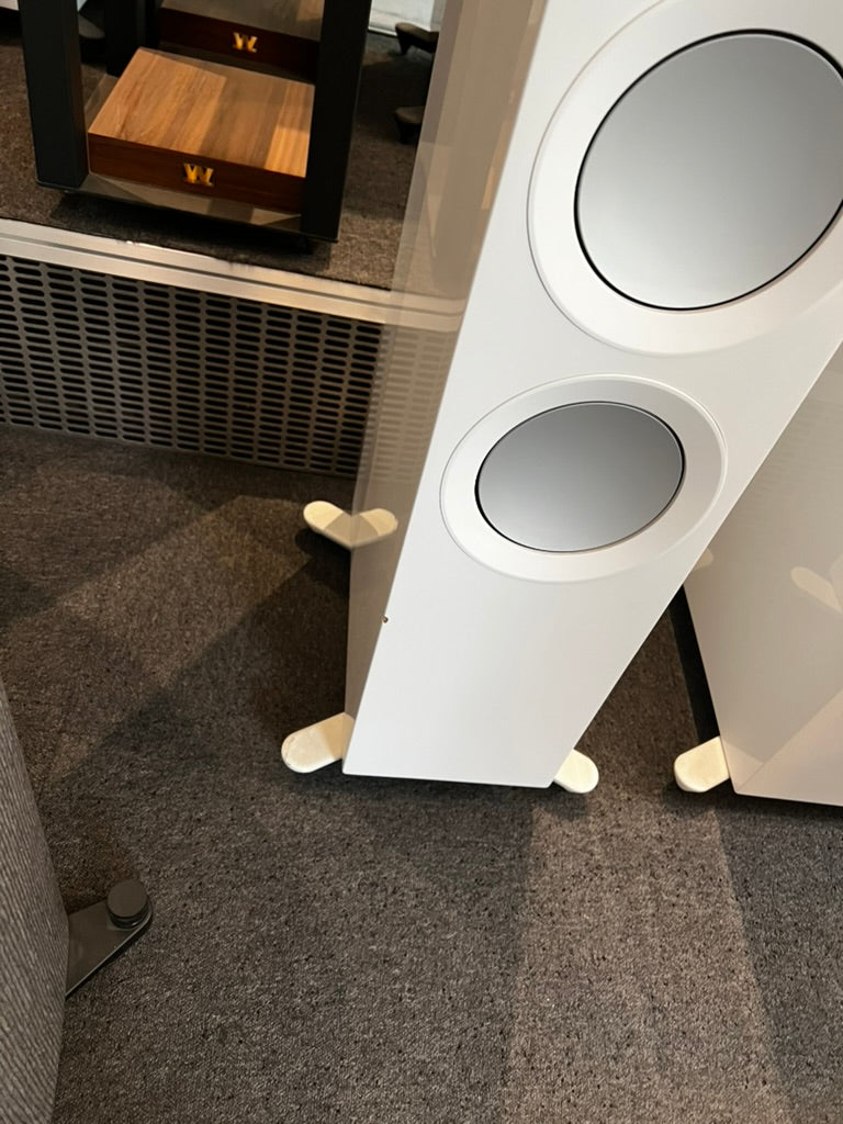 KEF R11 Meta lattiakaiutinpari, myymälädemo