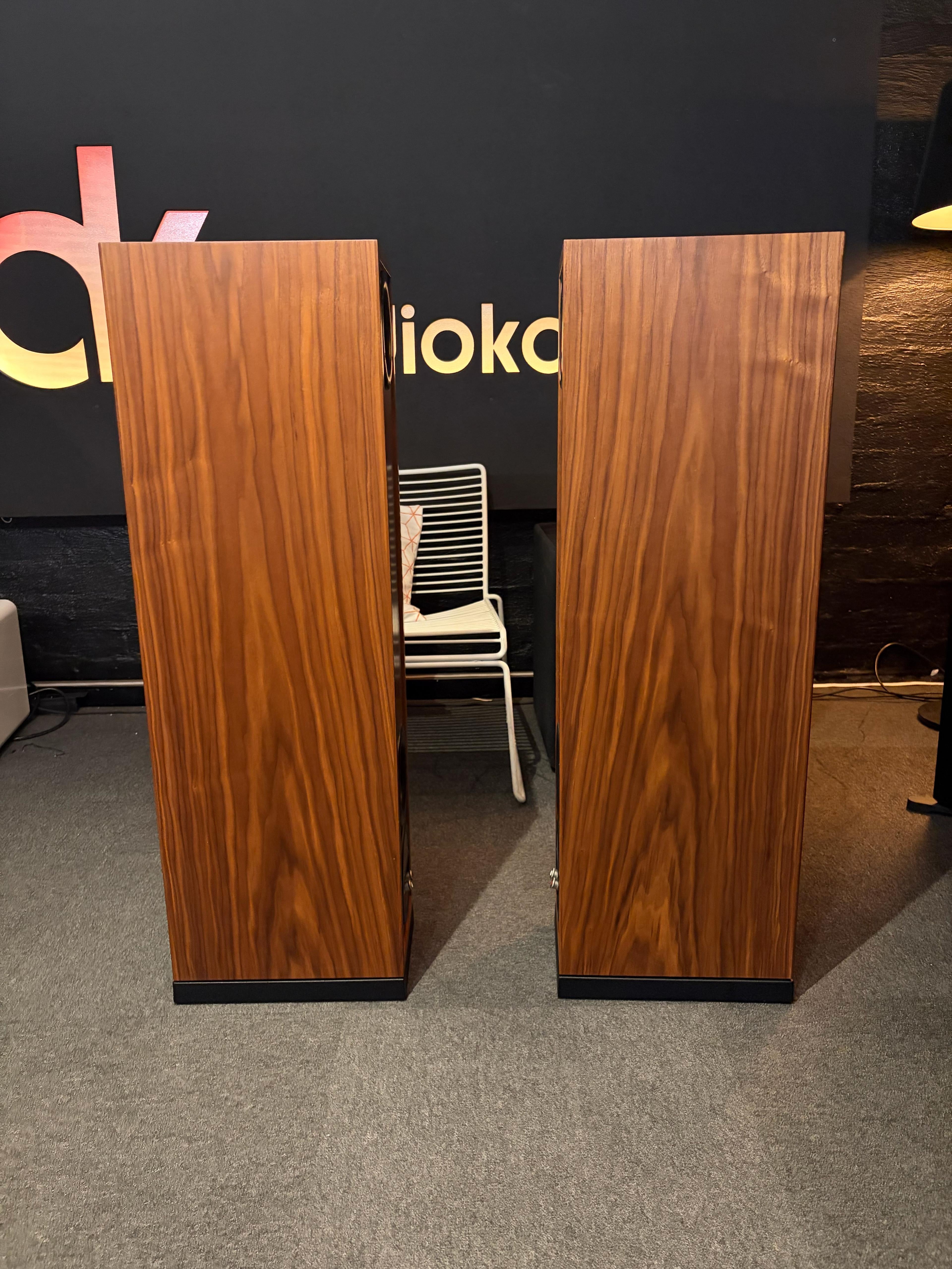 Dynaudio Contour Legacy lattiakaiutinpari, demo, Helsinki