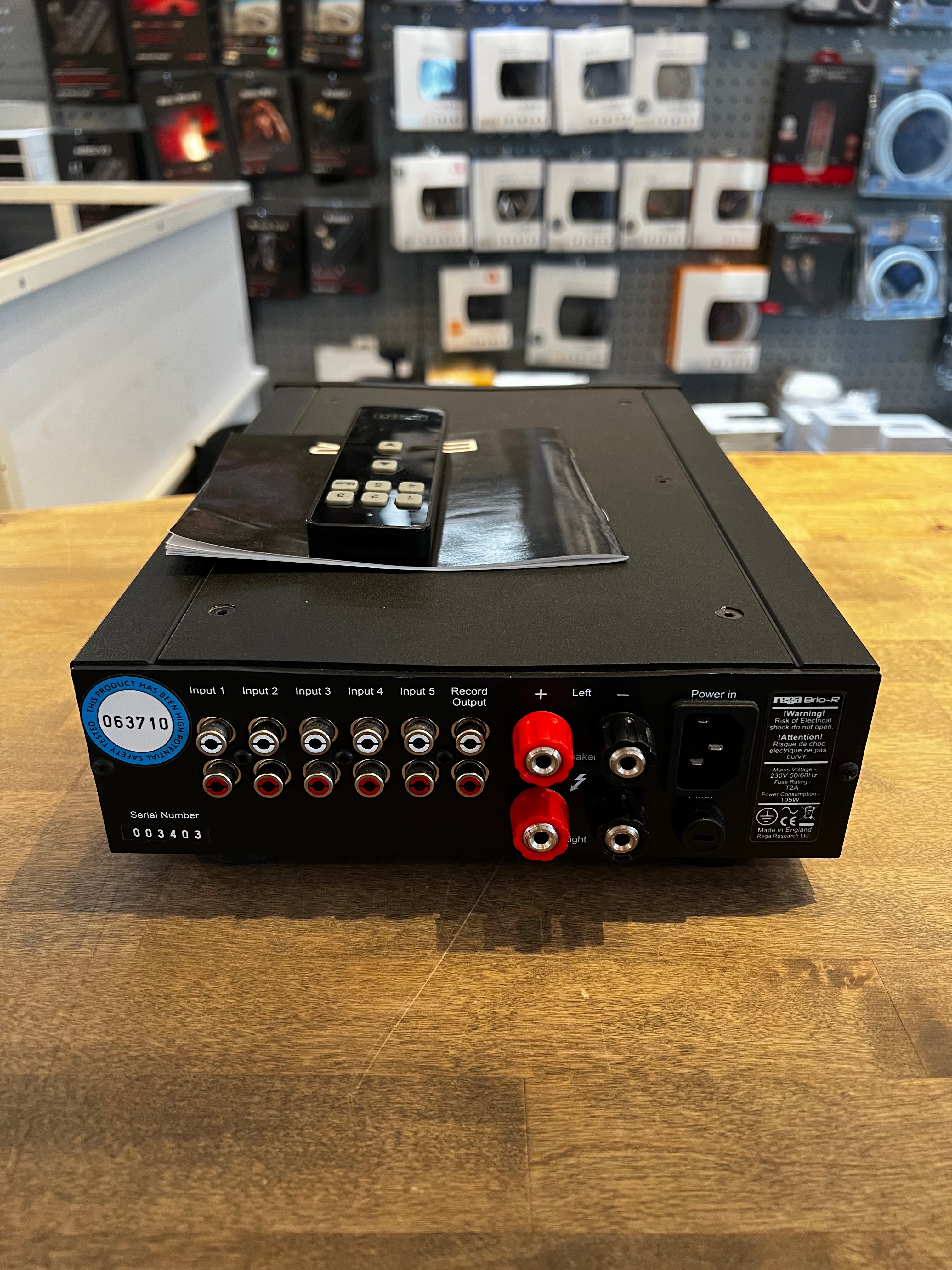 Rega Brio-R integroitu vahvistin, vaihtolaite