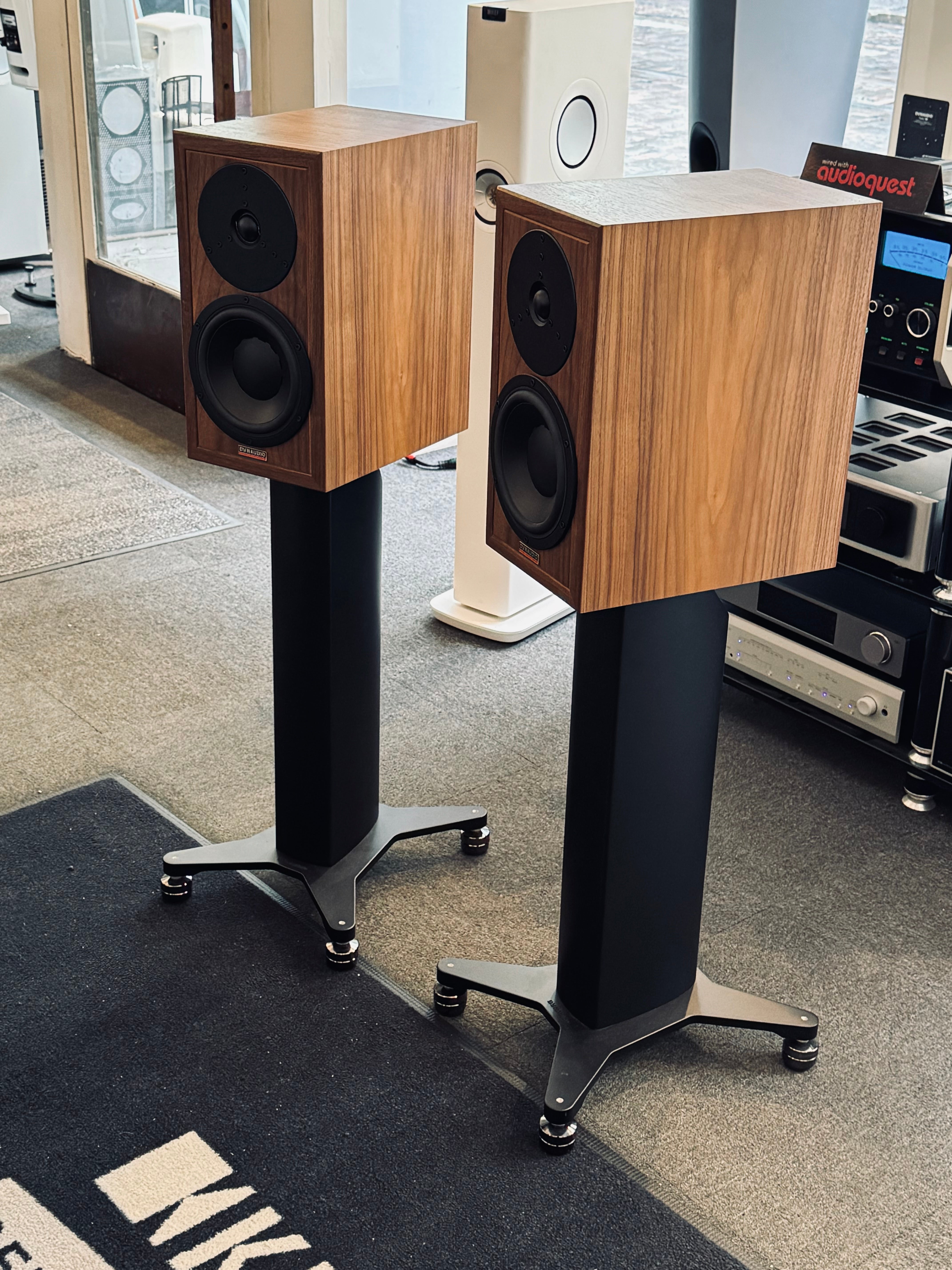 Dynaudio Heritage Special + Stand 20 jalustat + IsoAcoustics Gaia III tassut, vaihtopari