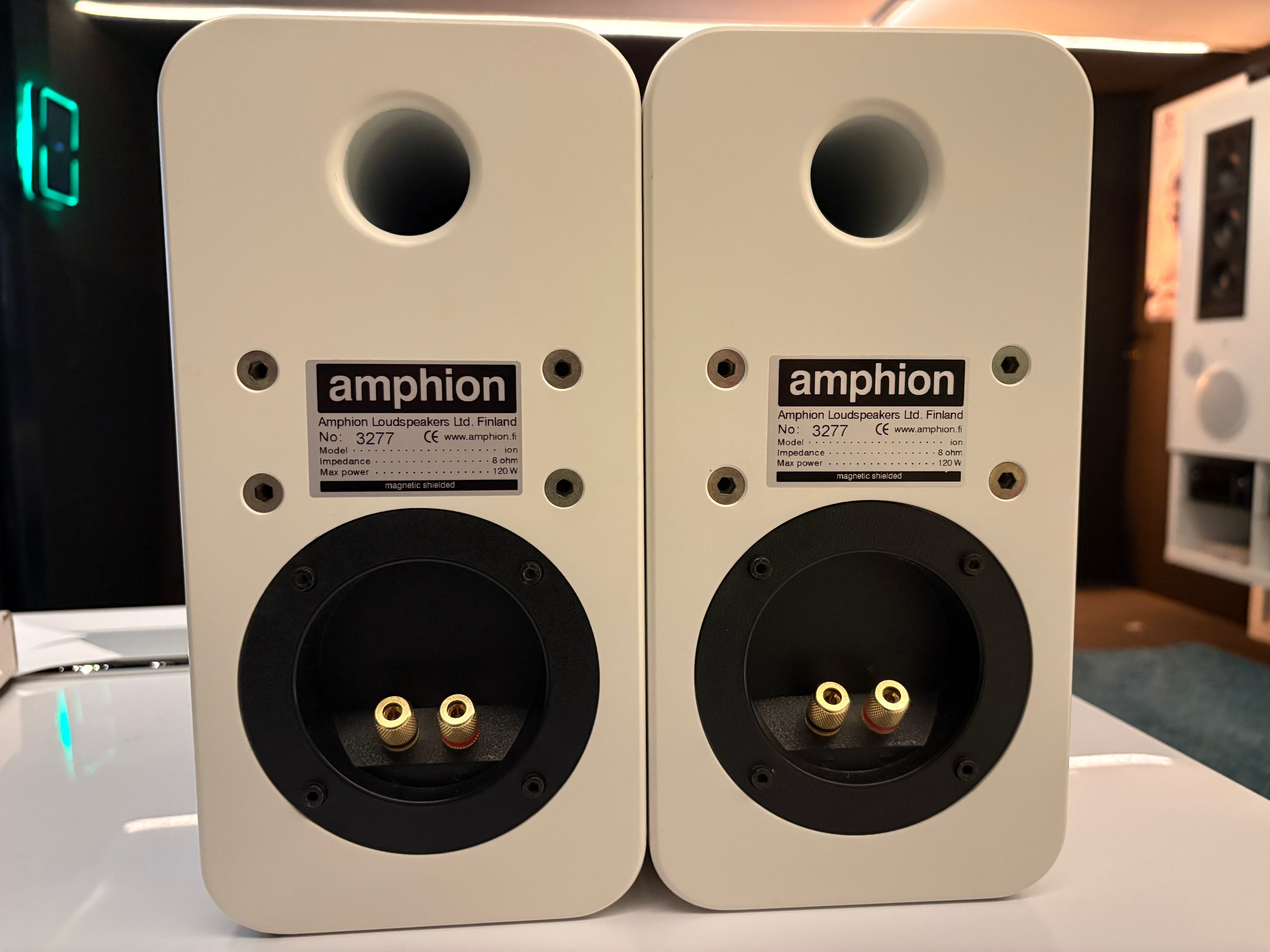 Amphion Ion jalustakaiuttimet, vaihtolaite. Helsinki.
