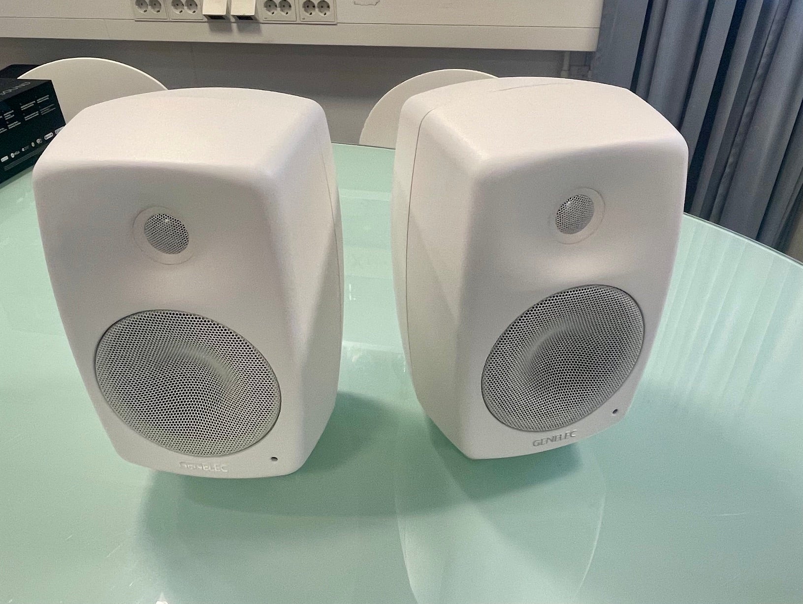 Genelec G Three aktiivikaiutin, valkoinen vaihtokaiutinpari, sijainti Hyvinkää