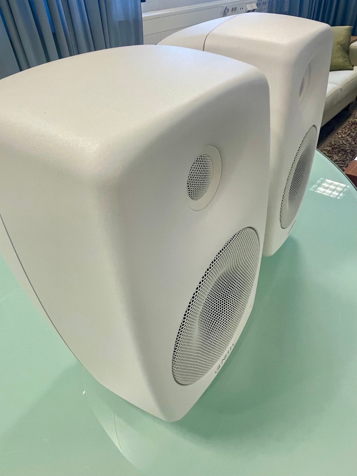 Genelec G Three aktiivikaiutin, valkoinen vaihtokaiutinpari, sijainti Hyvinkää