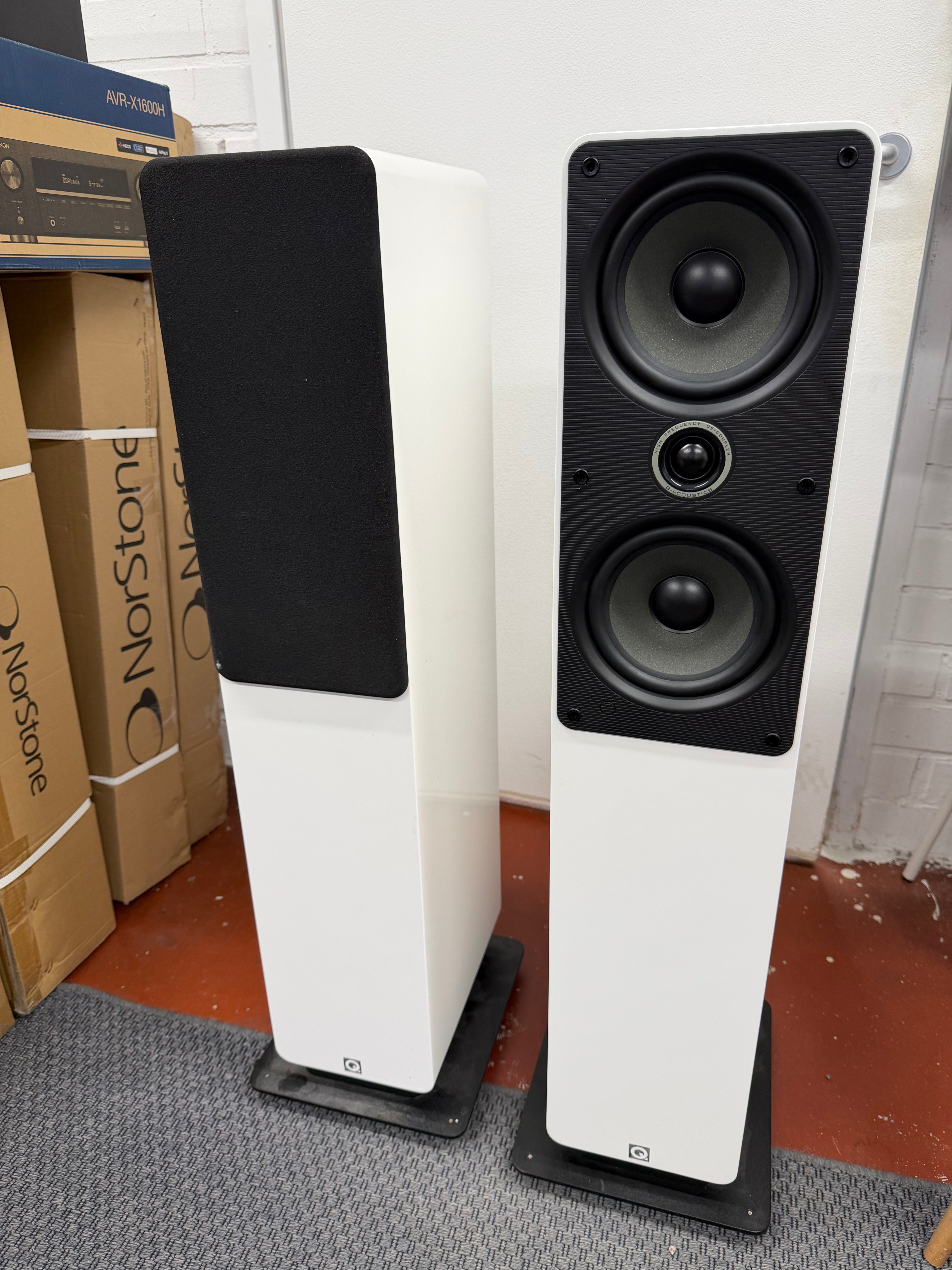 Q acoustics 2050i valkoinen vaihtopari, siisti kunto, Vantaan varasto