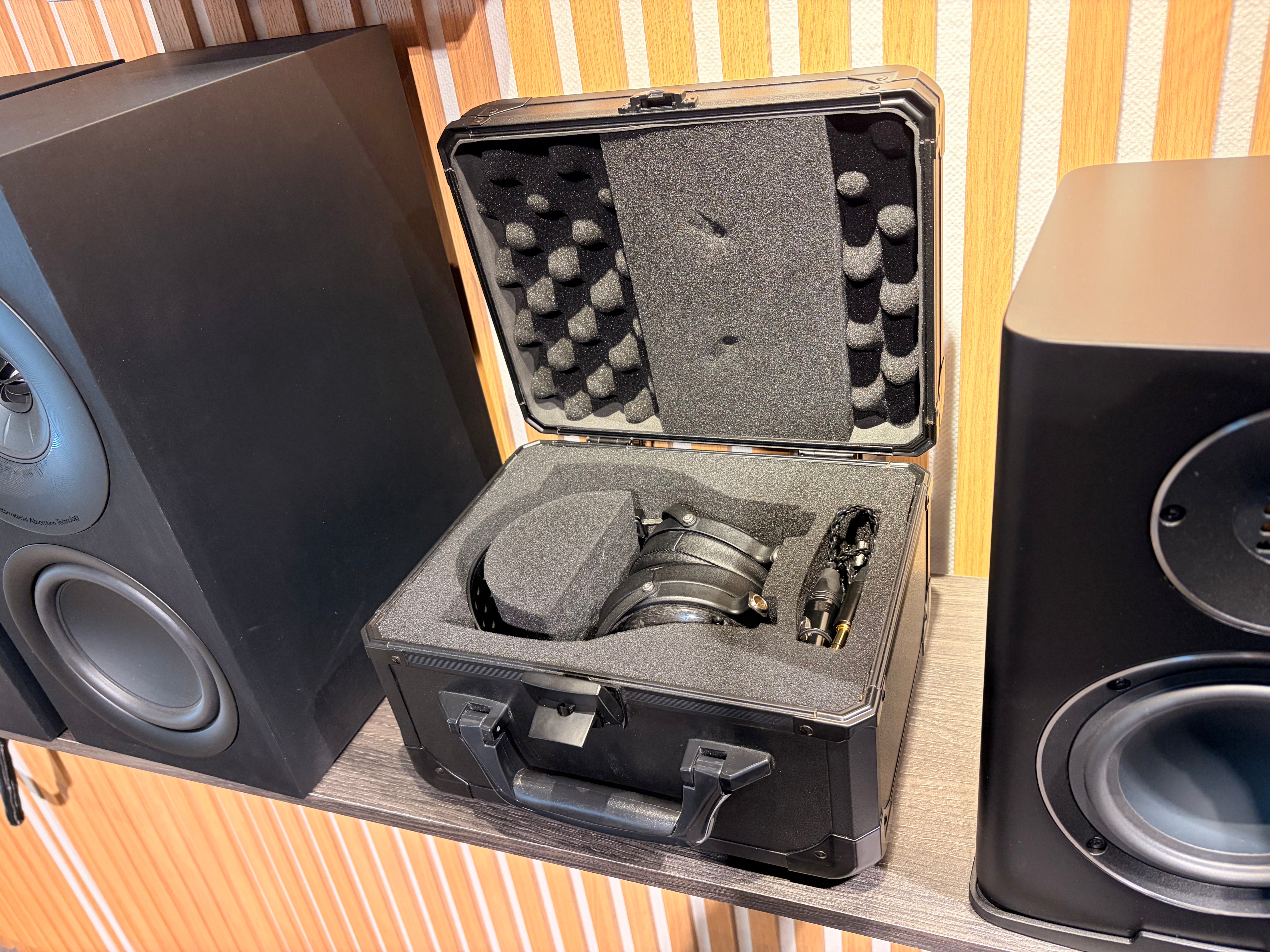 Audeze LCD-2 Closed Back -suljetut kuulokkeet, Vaihtolaite
