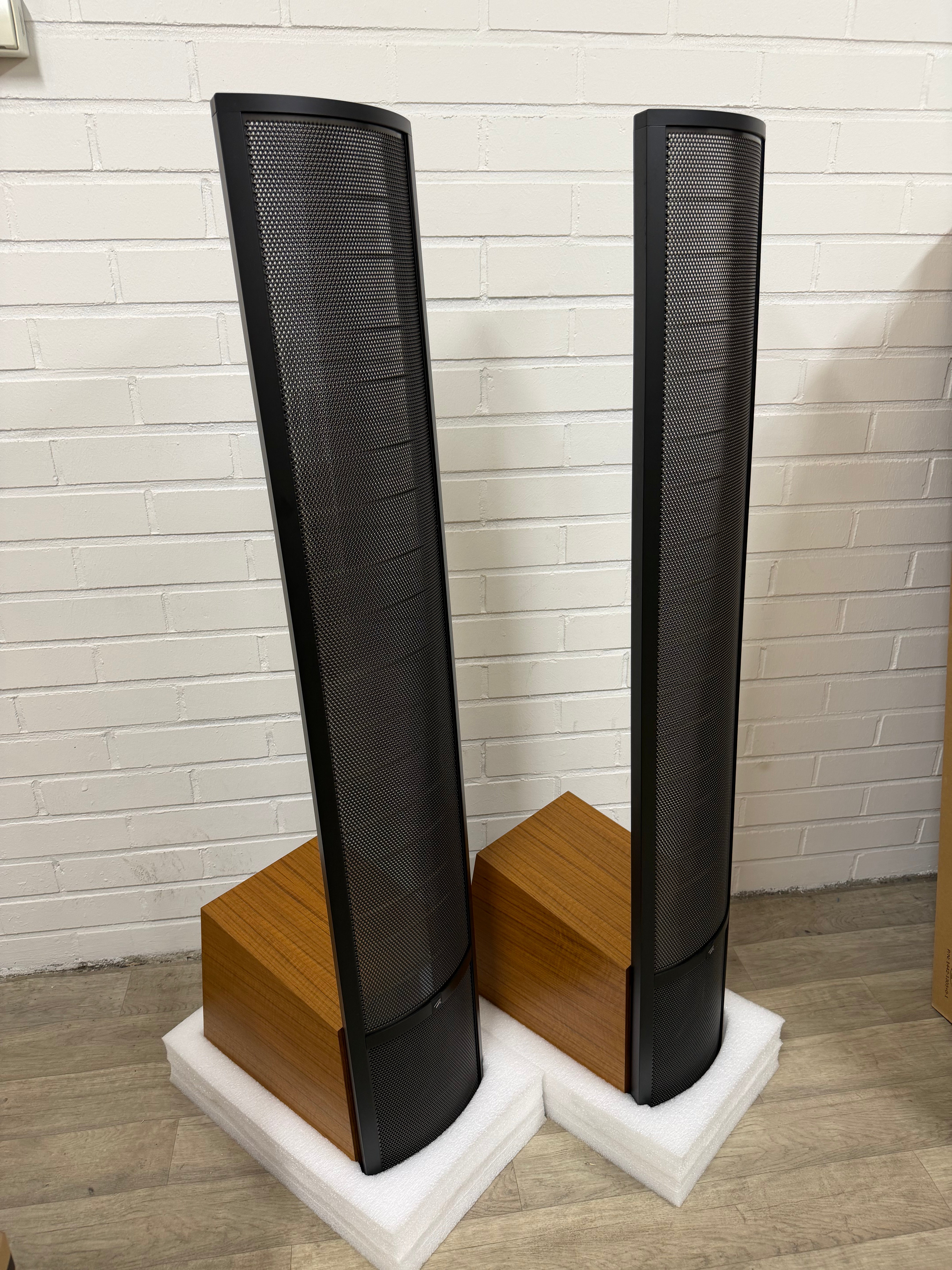 MartinLogan Ethos, elektrostaattinen vaihtokaiutinpari, Vantaan varasto