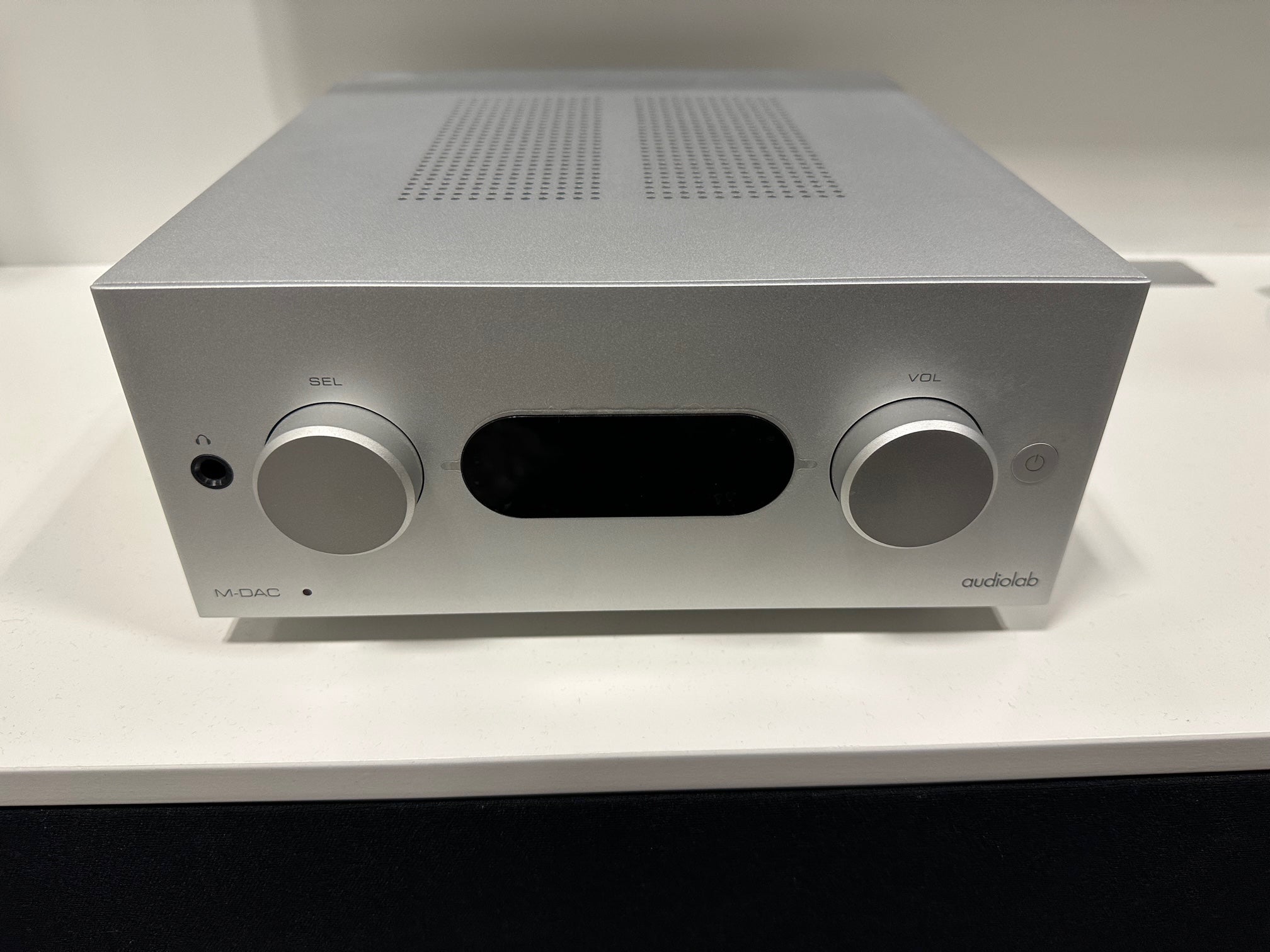 Audiolab M-DAC+ hopeanvärinen vaihtolaite