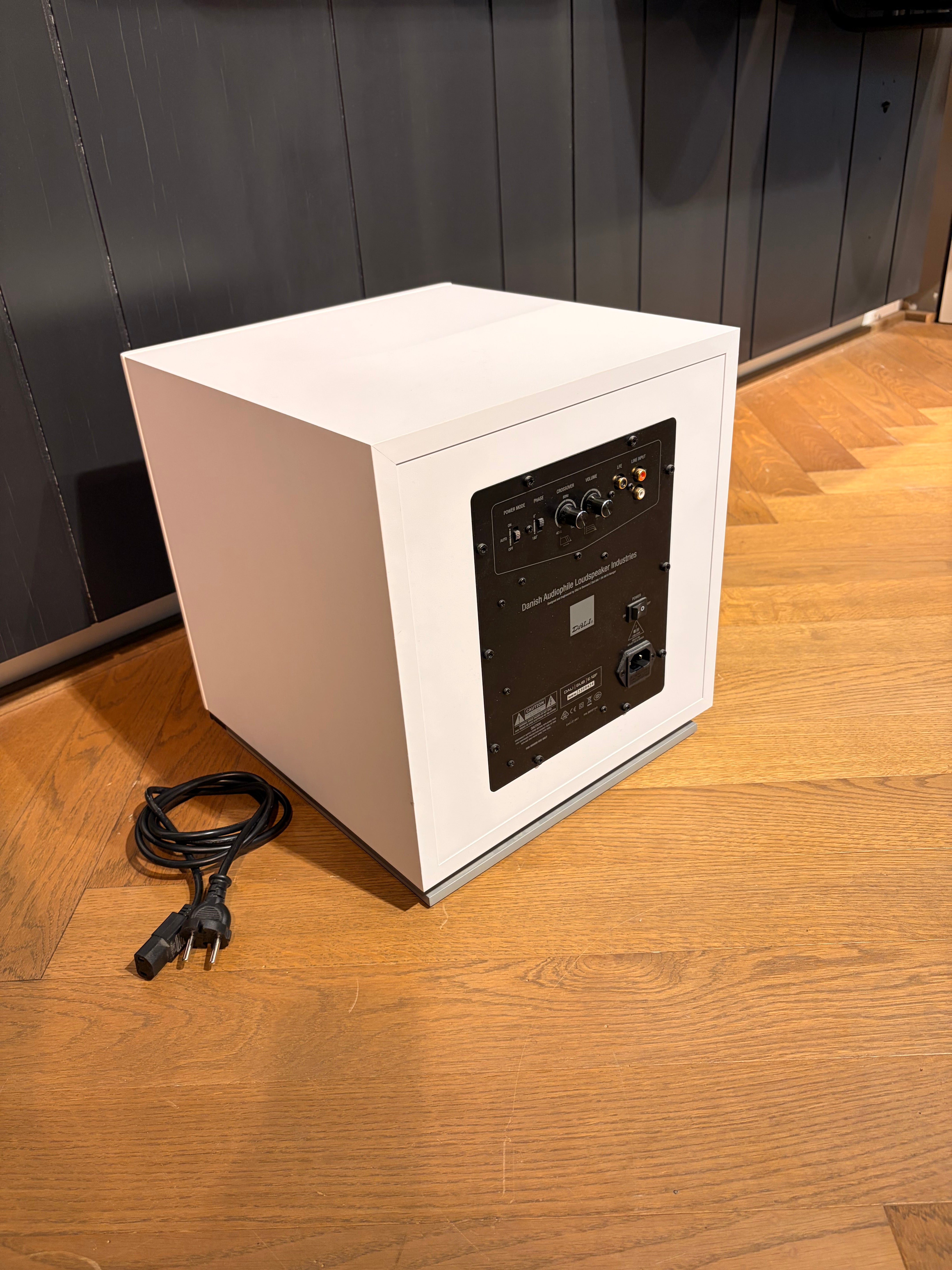 Dali SUB E-12 F -aktiivisubwoofer, valkoinen, Vaihtolaite