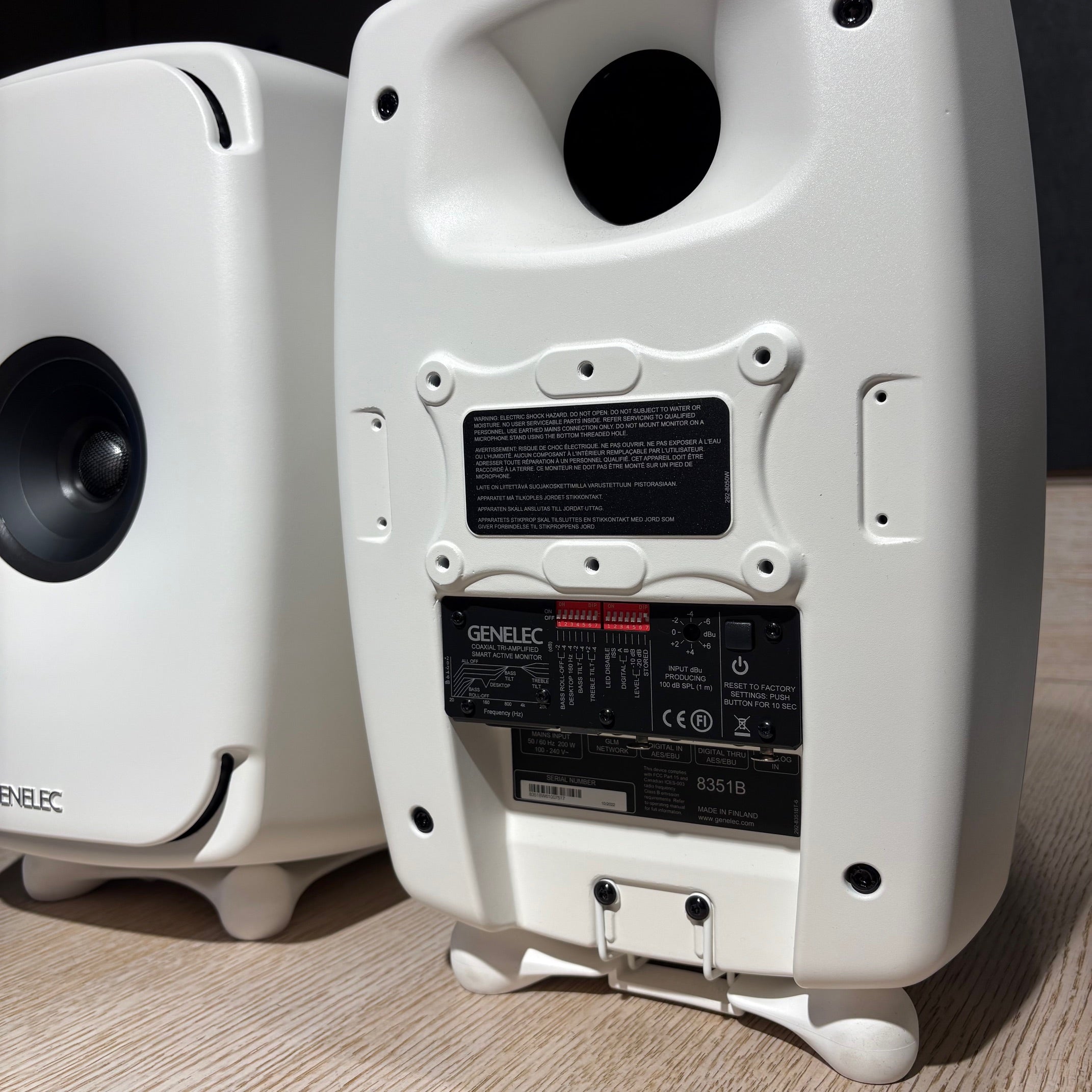Genelec 8351B -SAM-aktiivikaiutinpari, vaihtolaite