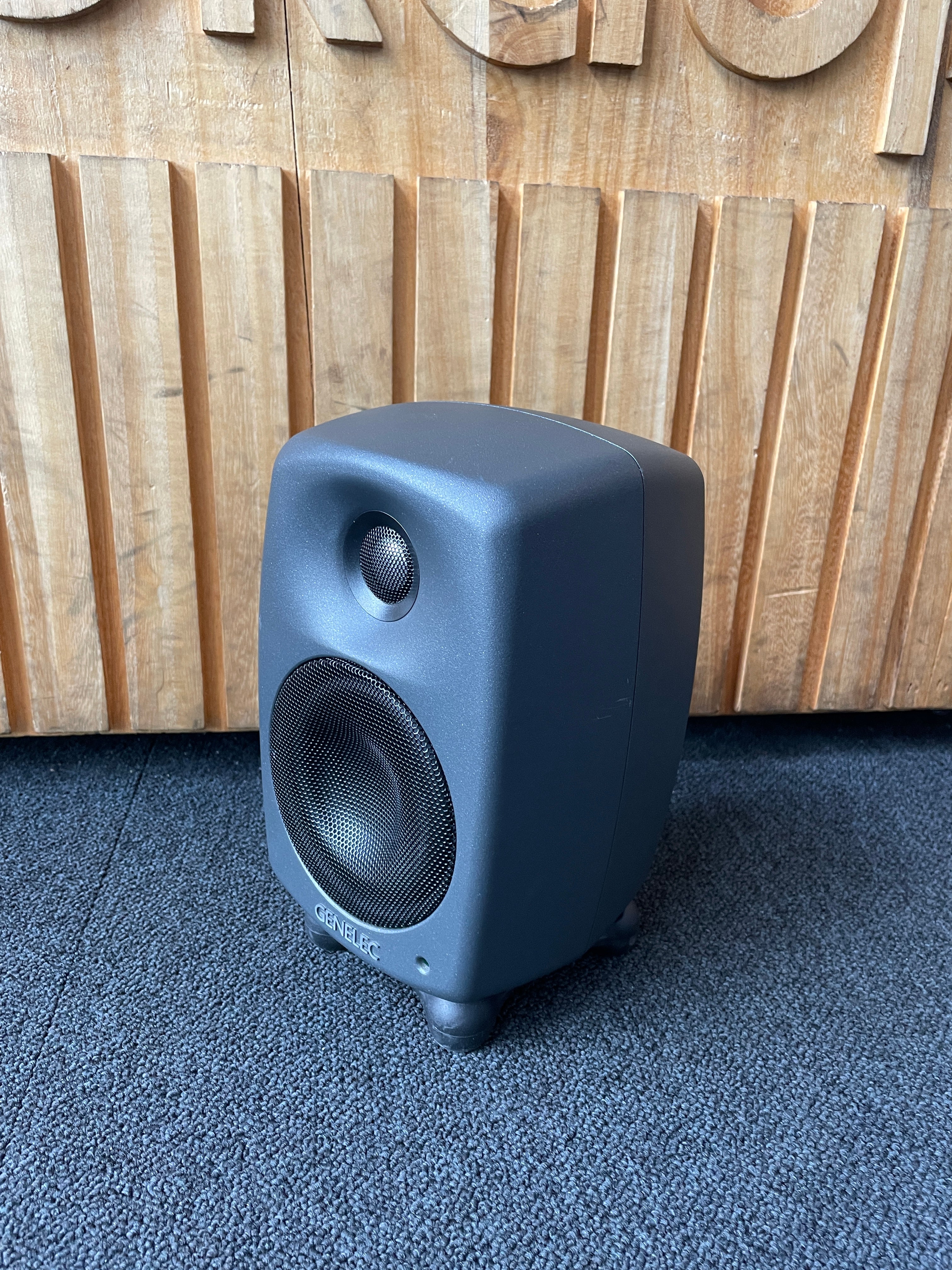 Genelec 8020D aktiivikaiutin vaihtolaite, sijainti Oulu.