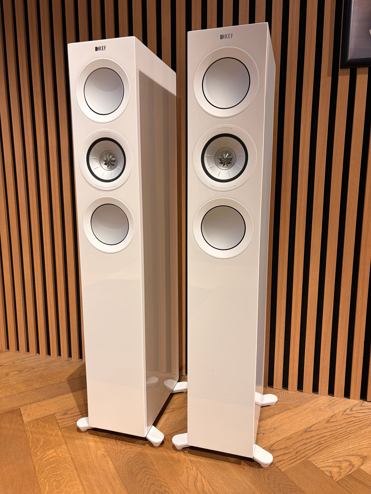 KEF R5 Meta valkoinen lattiakaiutinpari, vaihtolaite. Tampere