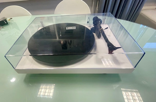 Pro-Ject Debut Carbon EVO levysoitin , pianovalkoinen, vaihtolaite, sijainti Hyvinkää