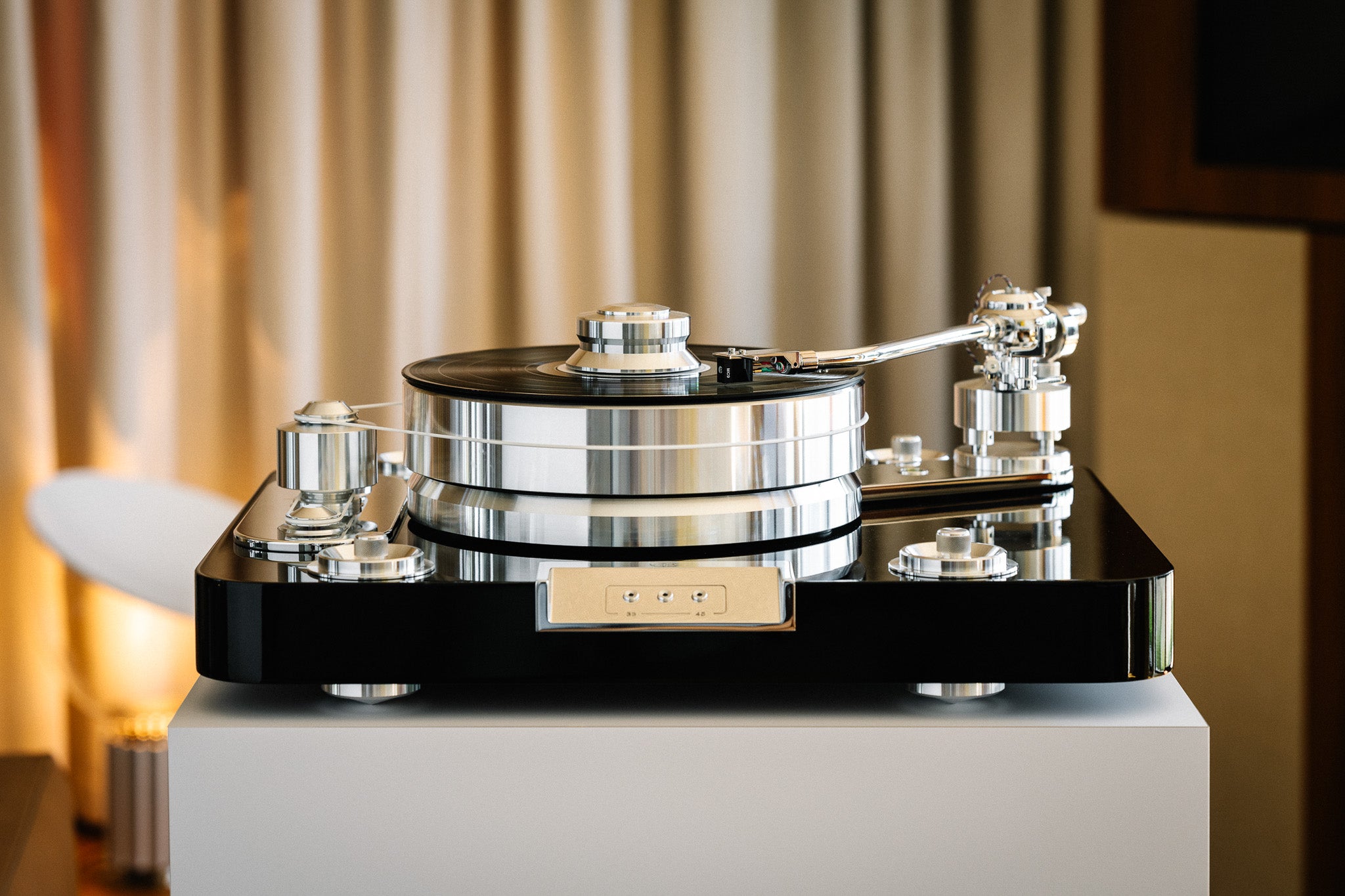 Pro-Ject Signature 12.2 High End Turntable