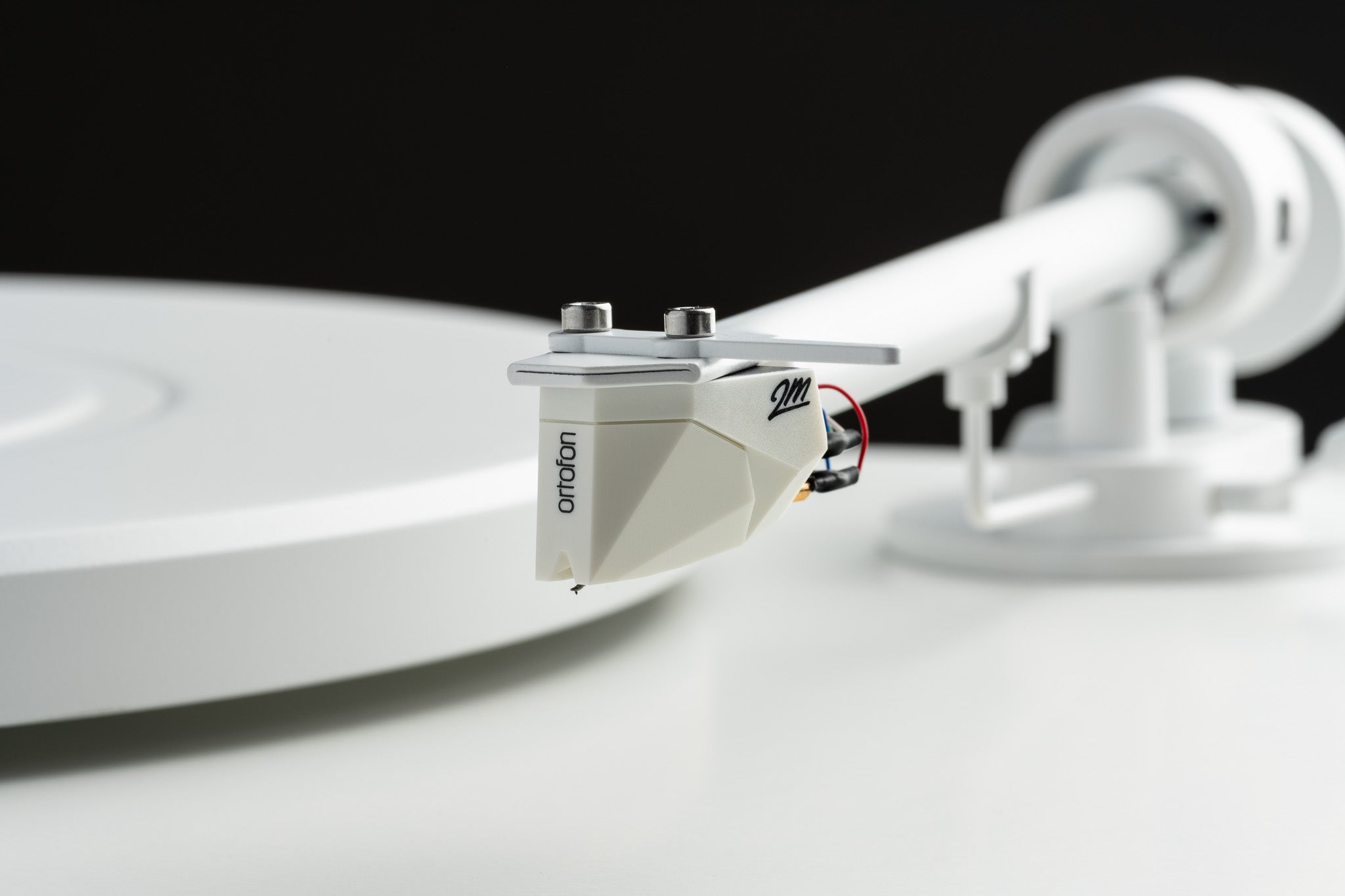 Pro-Ject T1 White Edition Pick It 2M White äänirasialla