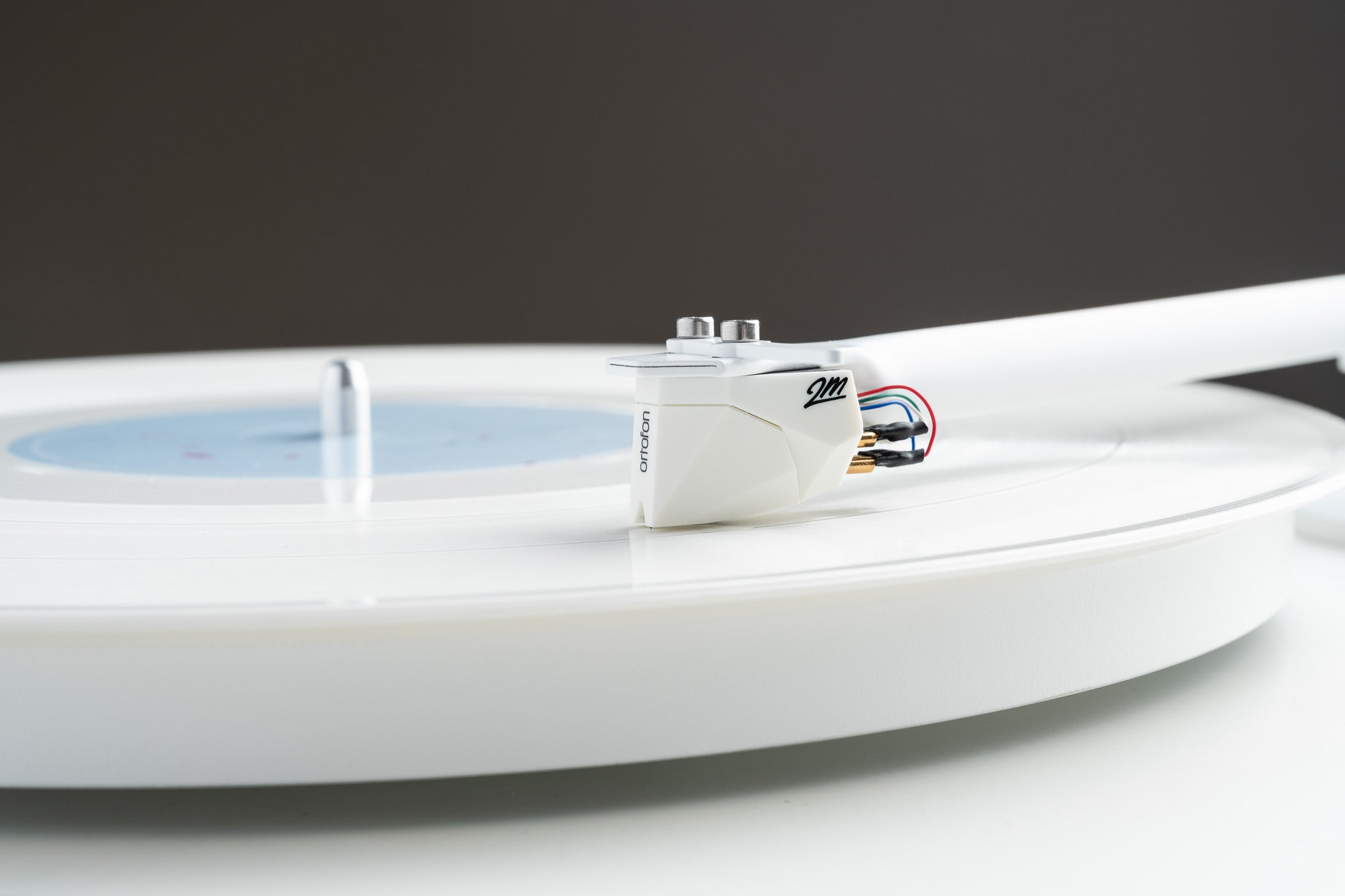 Pro-Ject T1 White Edition Pick It 2M White äänirasialla