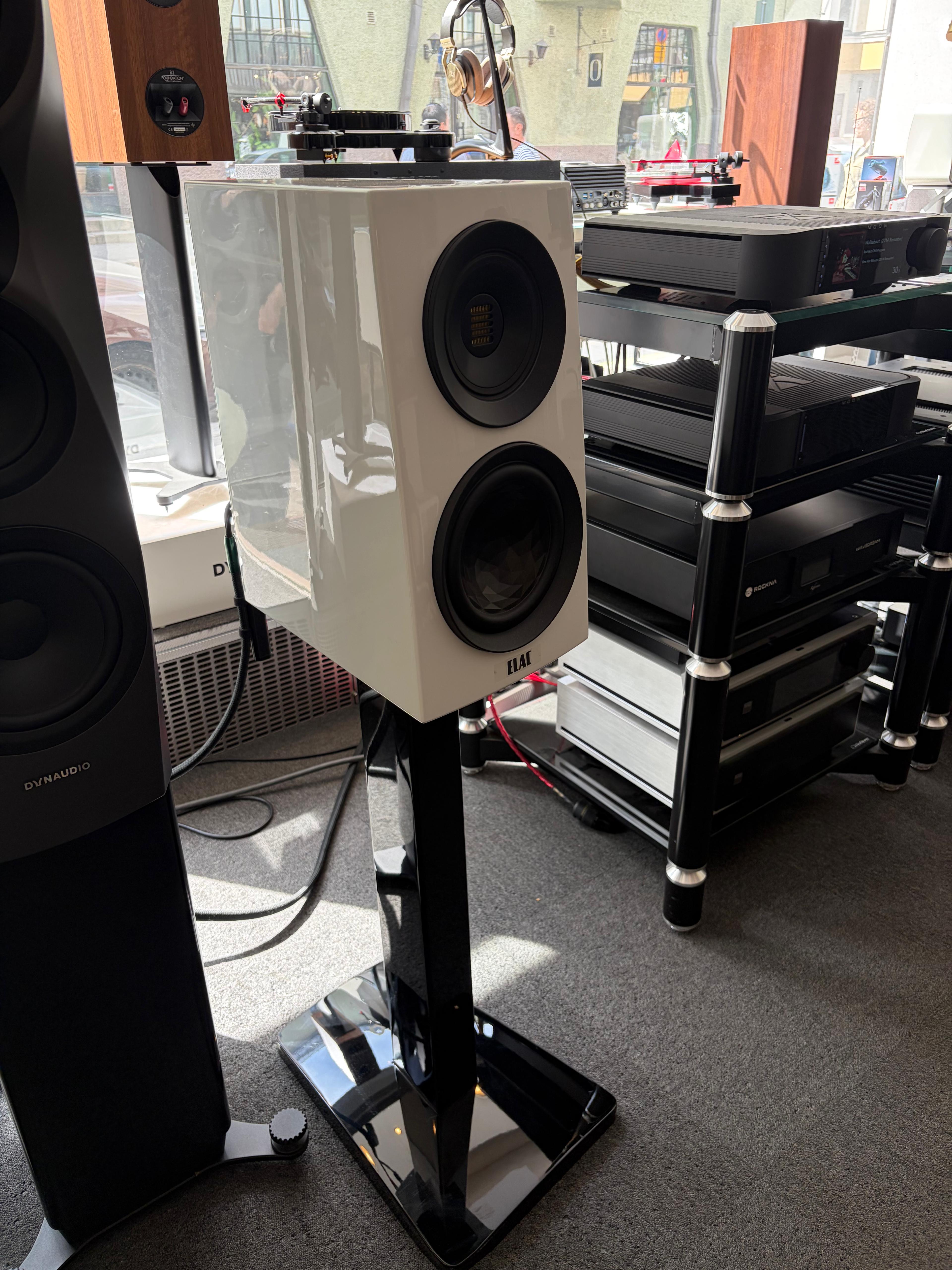 Elac Concentro S503.2 jalustakaiutinpari + Elac LS100 kaiutinjalustapari, myymälädemo