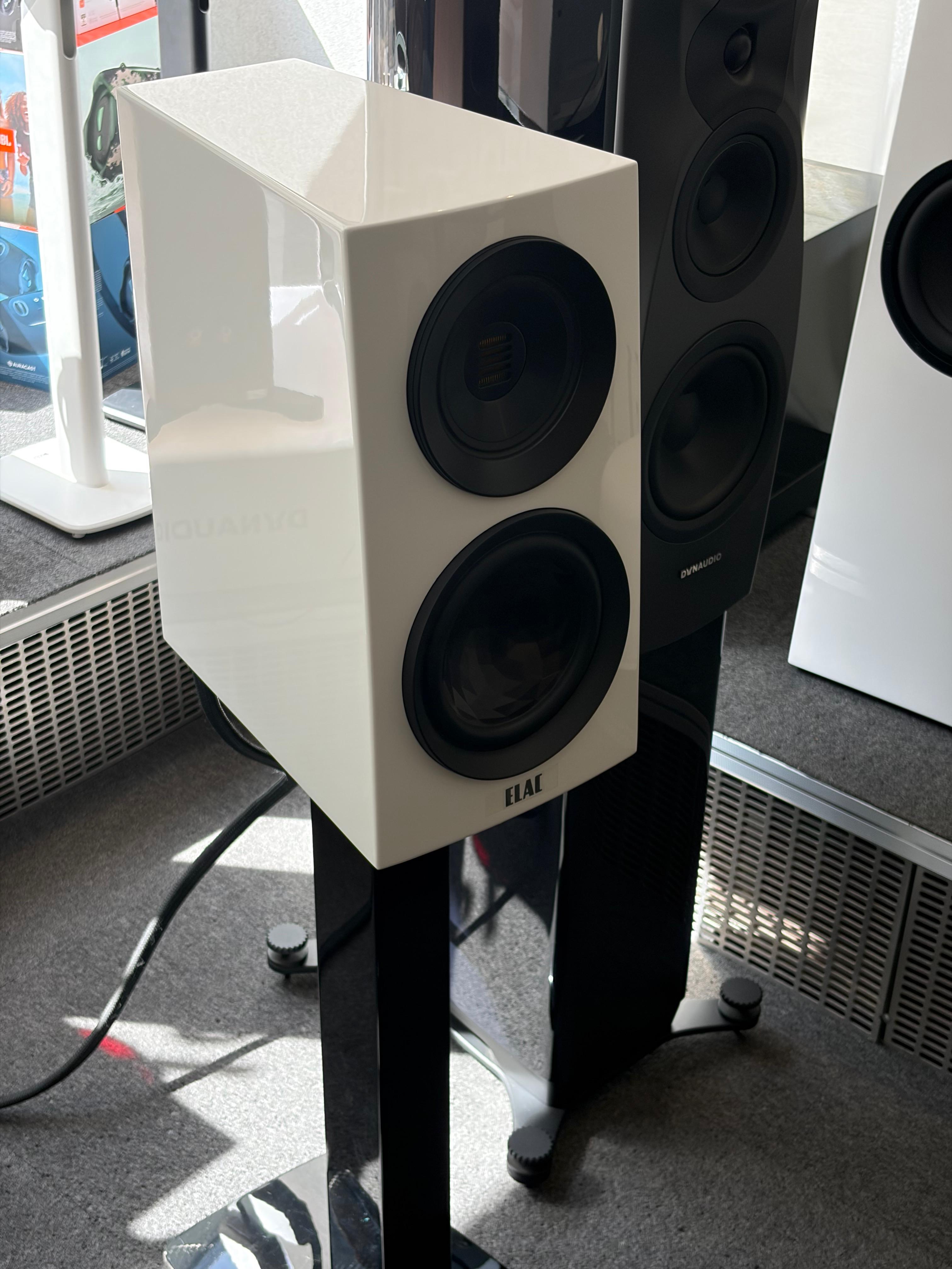 Elac Concentro S503.2 jalustakaiutinpari + Elac LS100 kaiutinjalustapari, myymälädemo
