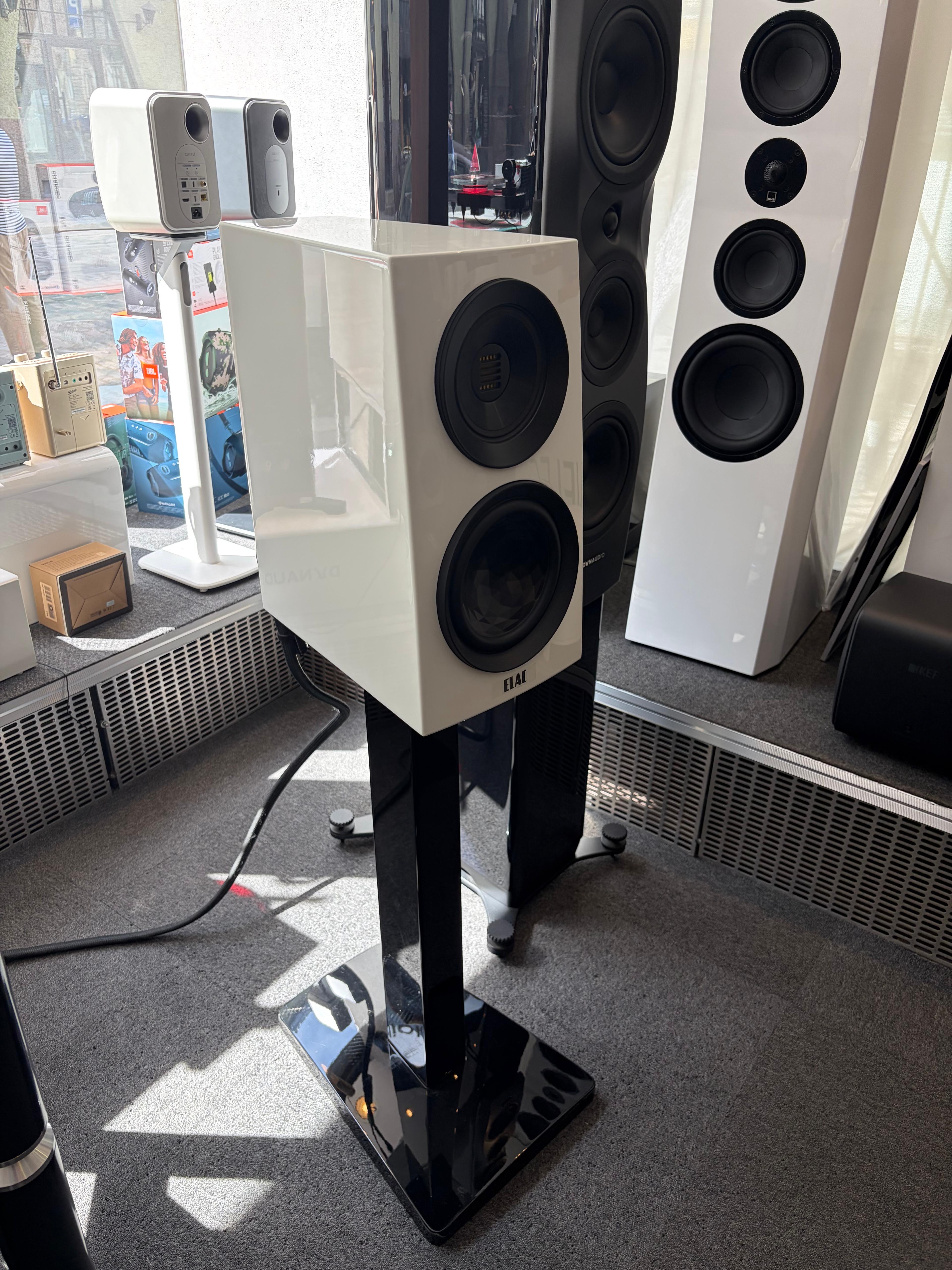 Elac Concentro S503.2 jalustakaiutinpari + Elac LS100 kaiutinjalustapari, myymälädemo