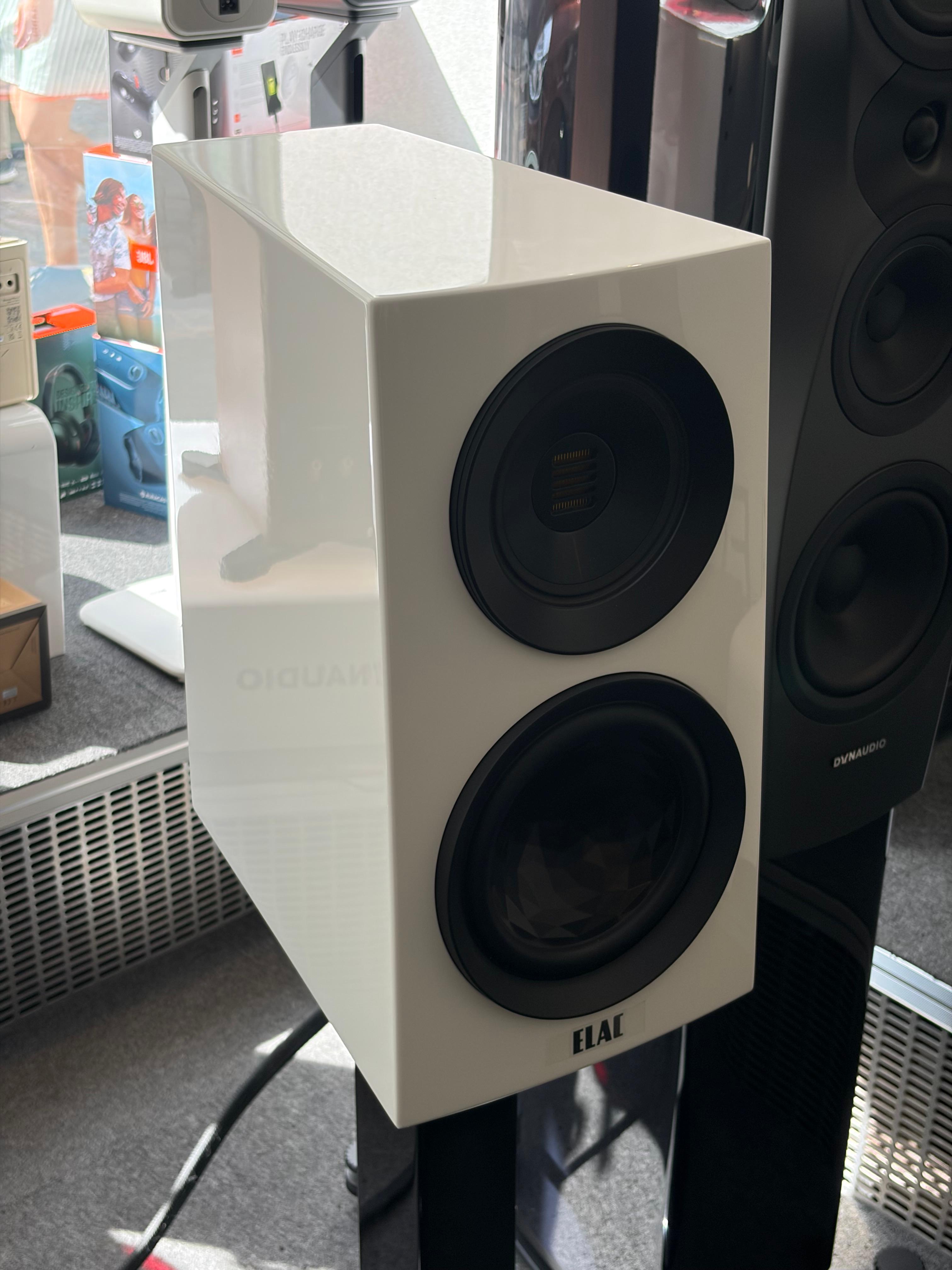 Elac Concentro S503.2 jalustakaiutinpari + Elac LS100 kaiutinjalustapari, myymälädemo