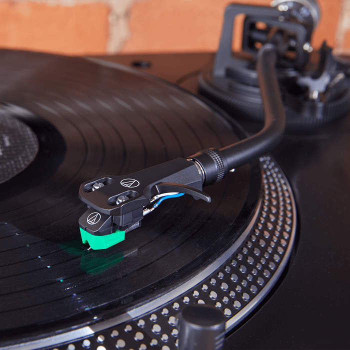 Lähikuva Audio-Technica AT-LP120XUSB levysoittimen äänivarresta ja neulasta