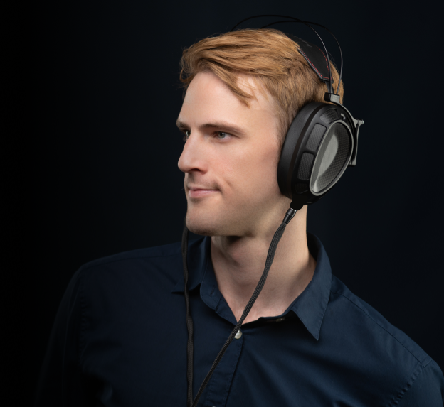 Dan Clark Audio Stealth -kuulokkeet käytössä, valmistajan mallikuva